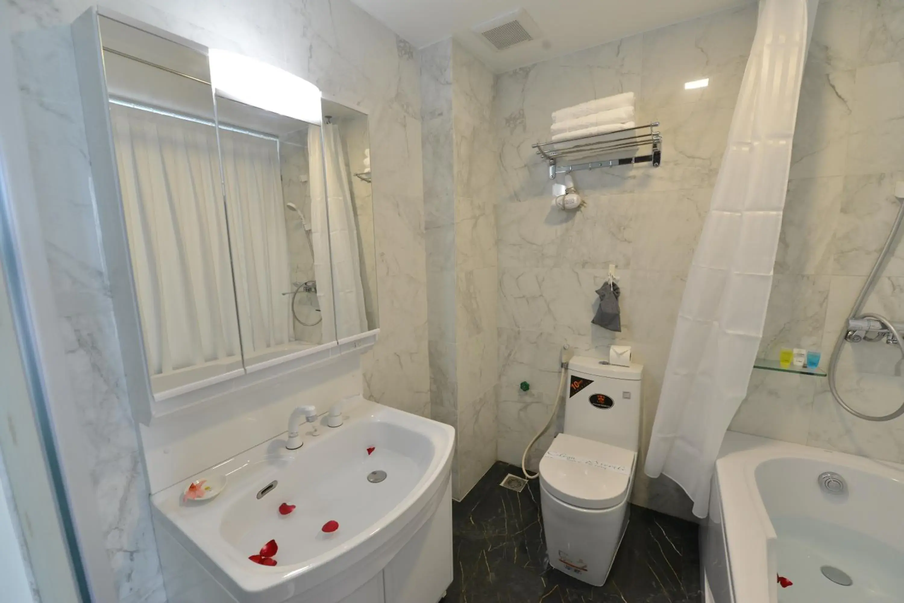 Hot Tub, Bathroom in Bella Rosa Hotel & Spa