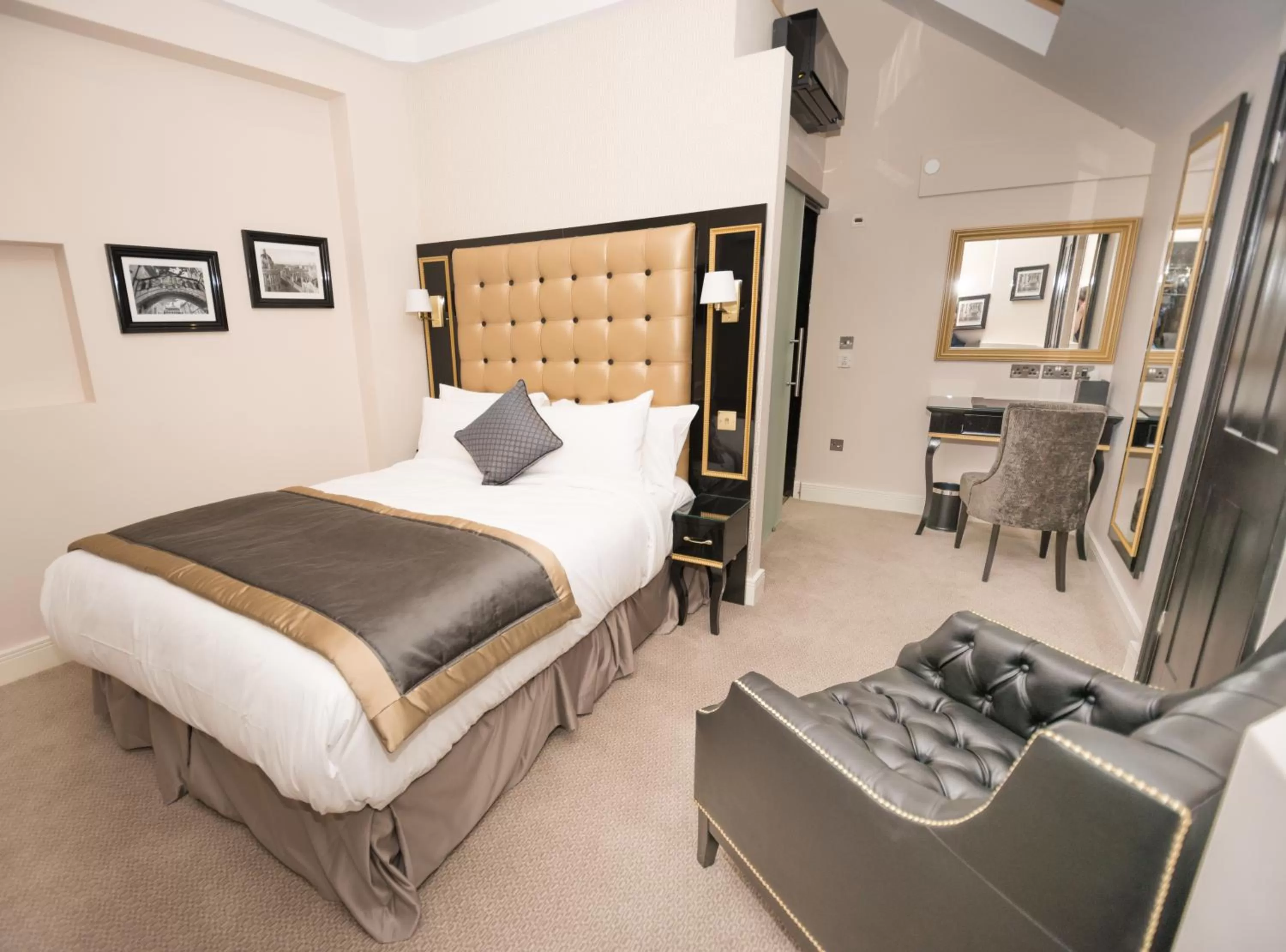 Bed in Museum Residence Oxford