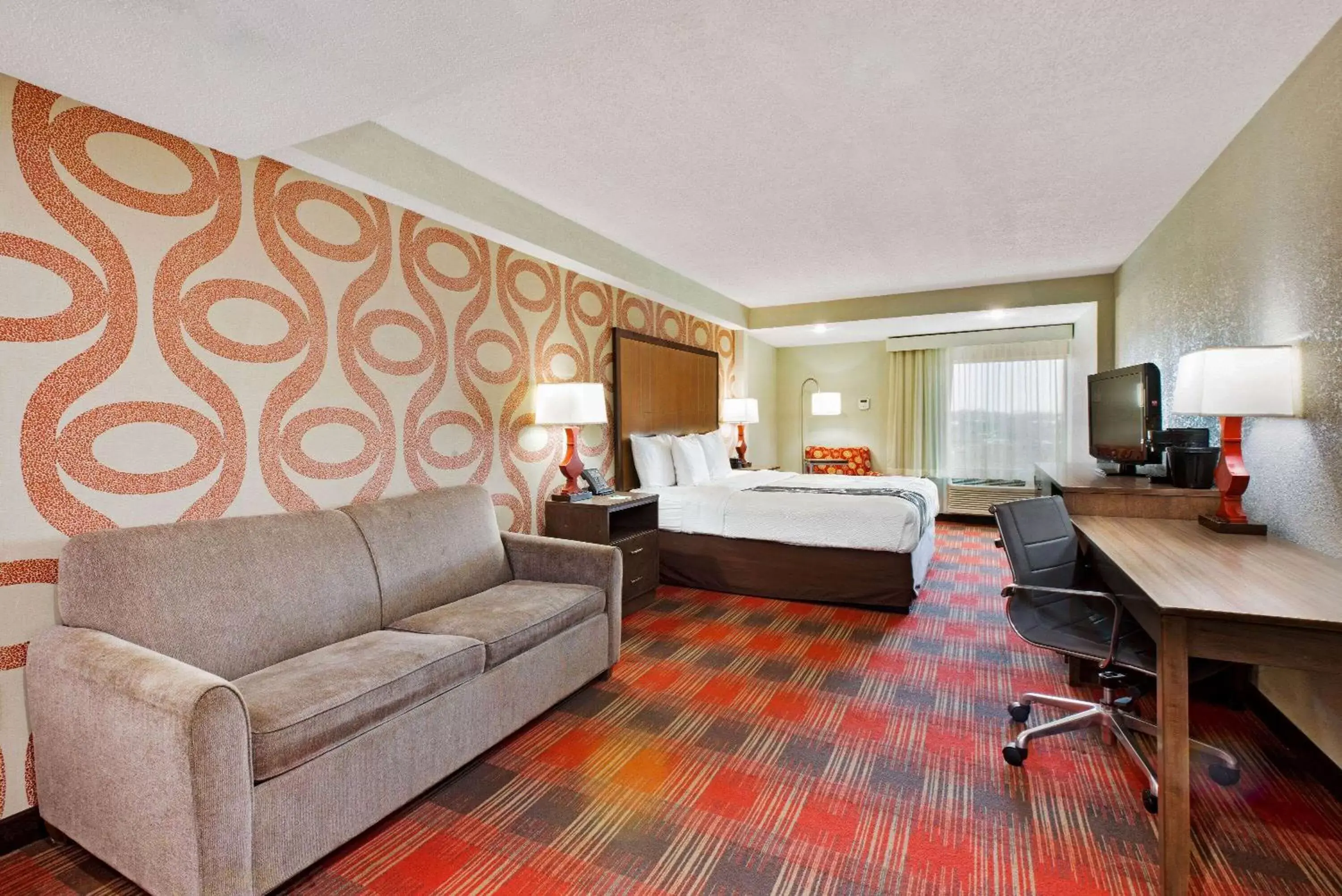 Photo of the whole room in La Quinta Inn & Suites by Wyndham DC Metro Capital Beltway