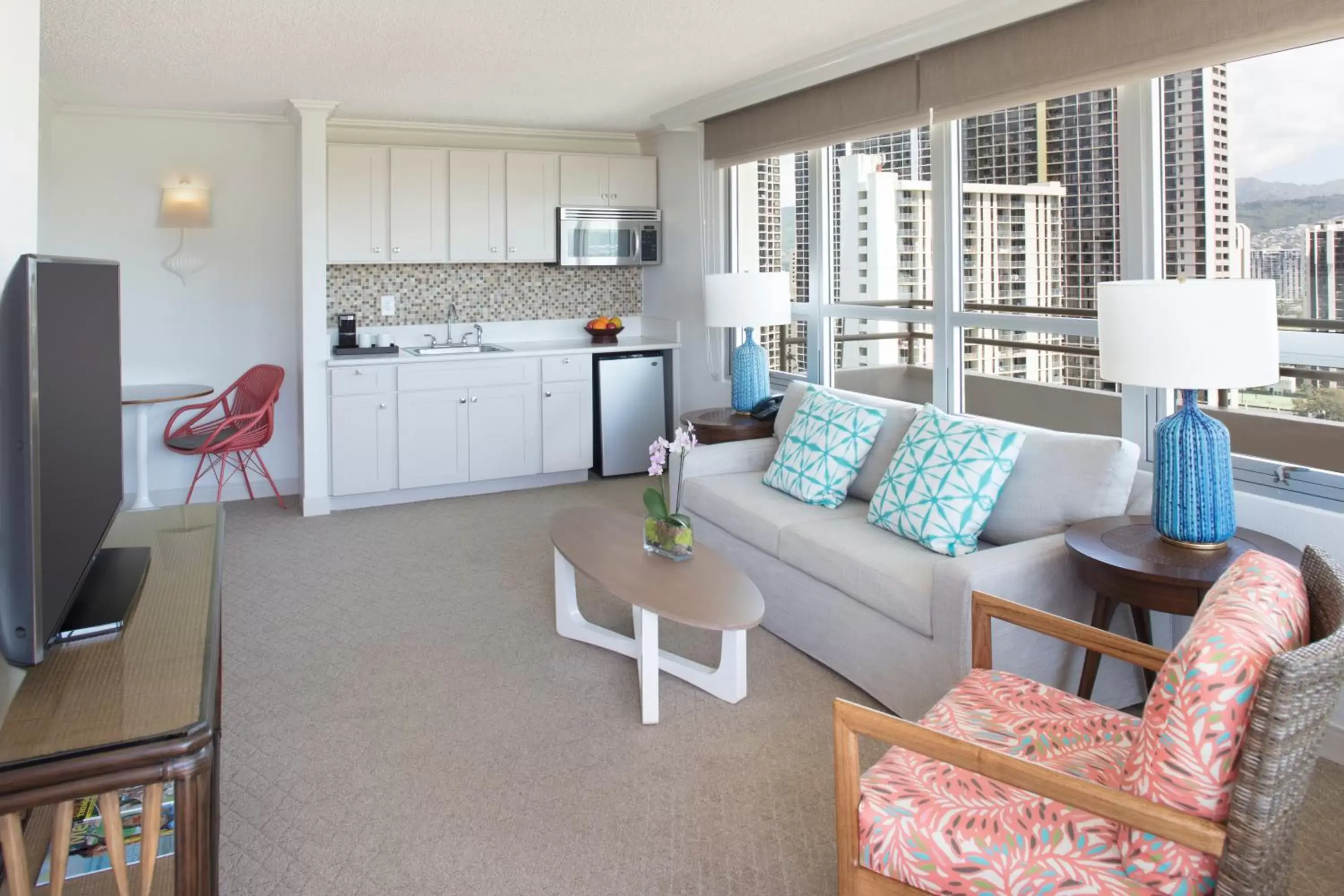 Kitchen or kitchenette, Seating Area in Queen Kapiolani Hotel