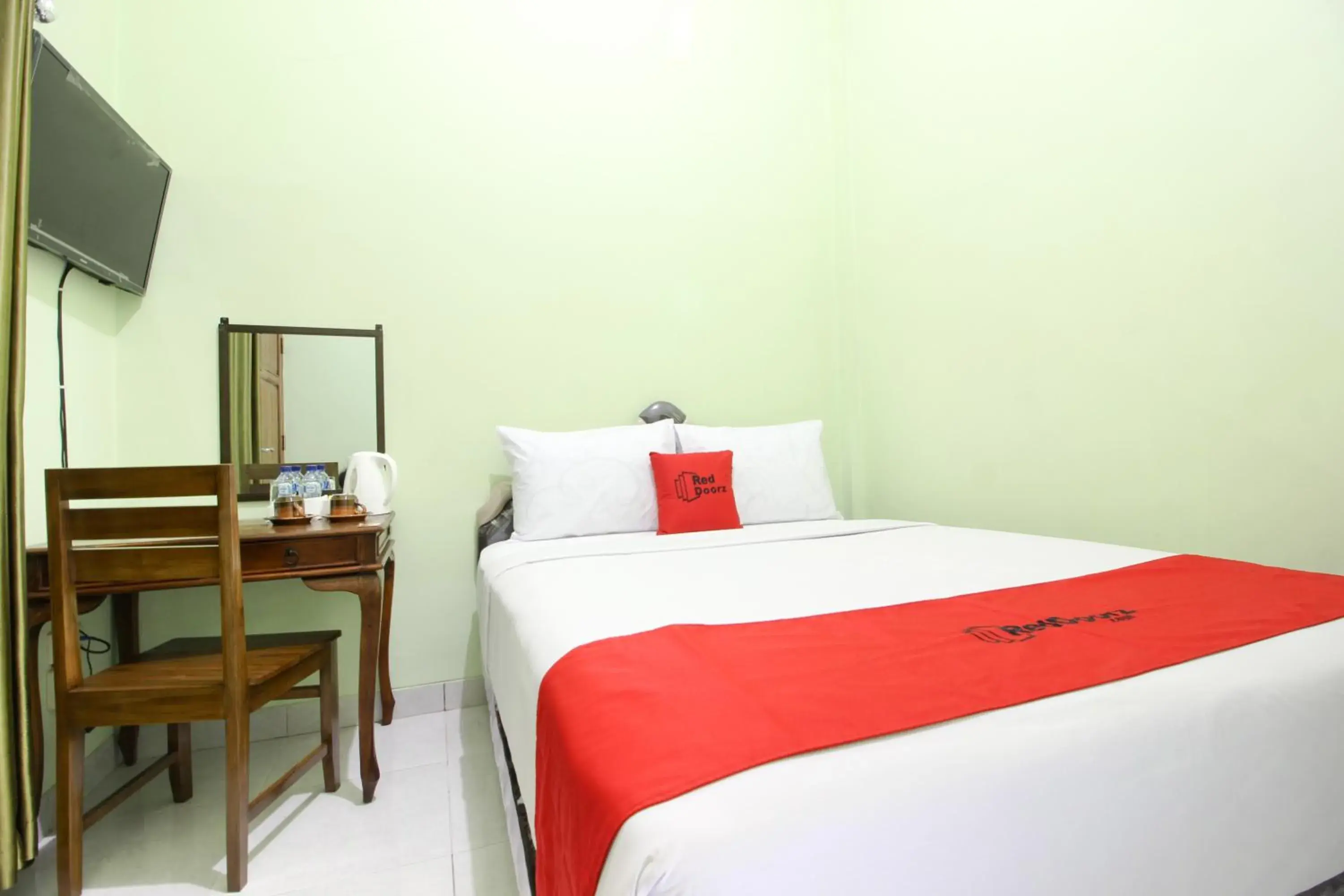 Bedroom, Bed in RedDoorz Plus near Taman Sari