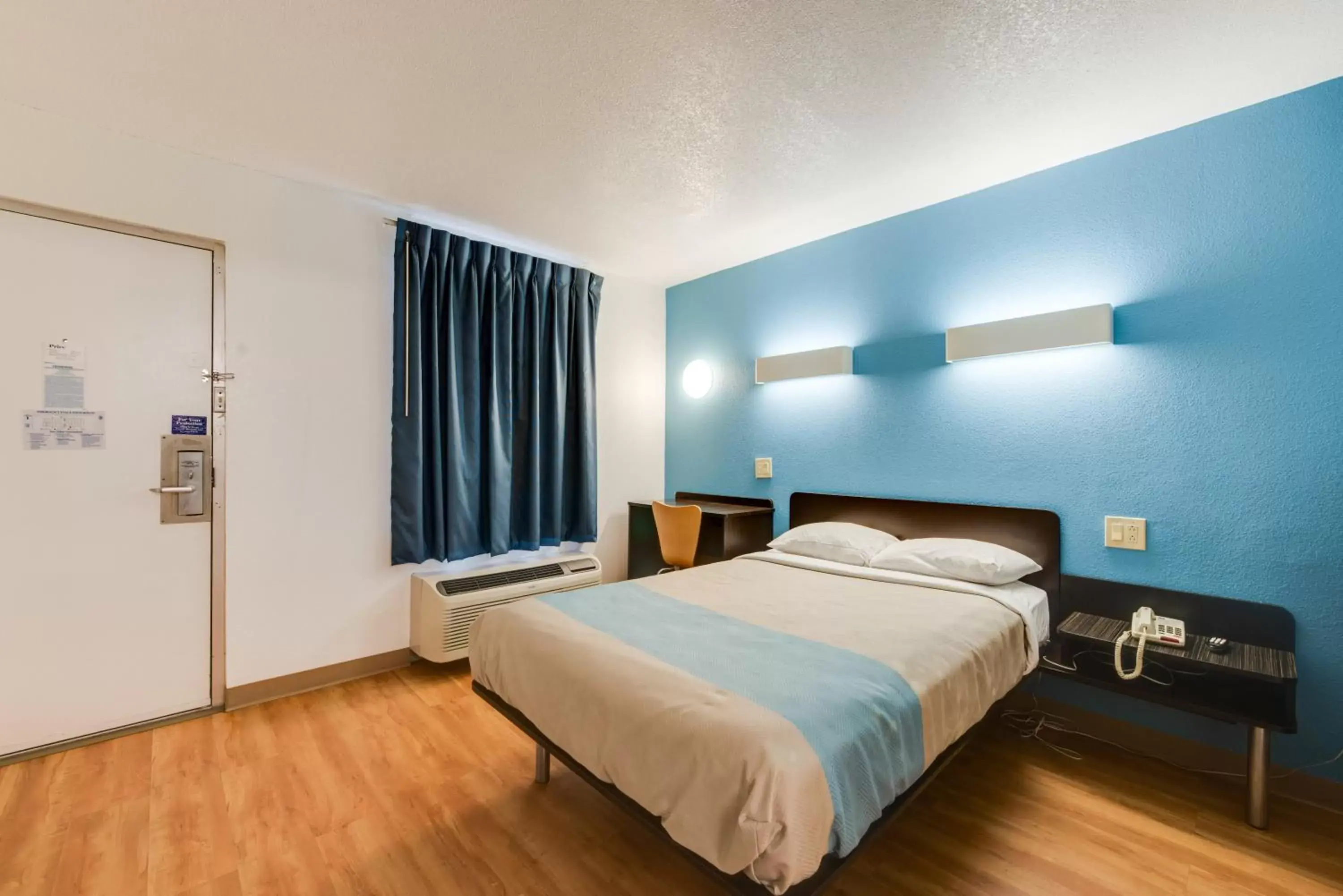 Bedroom, Bed in Motel 6-Kingston, TN