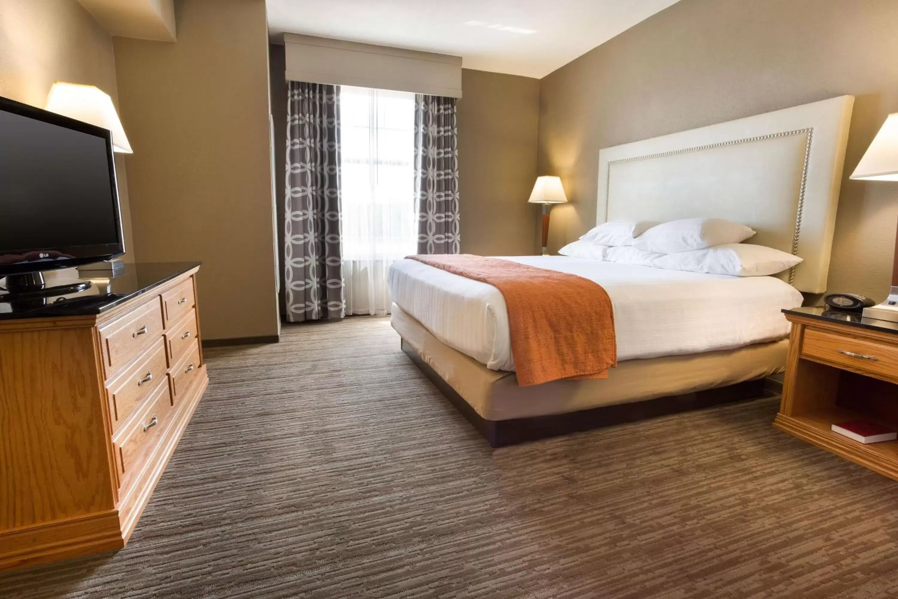 Photo of the whole room, Bed in Drury Inn & Suites San Antonio North Stone Oak