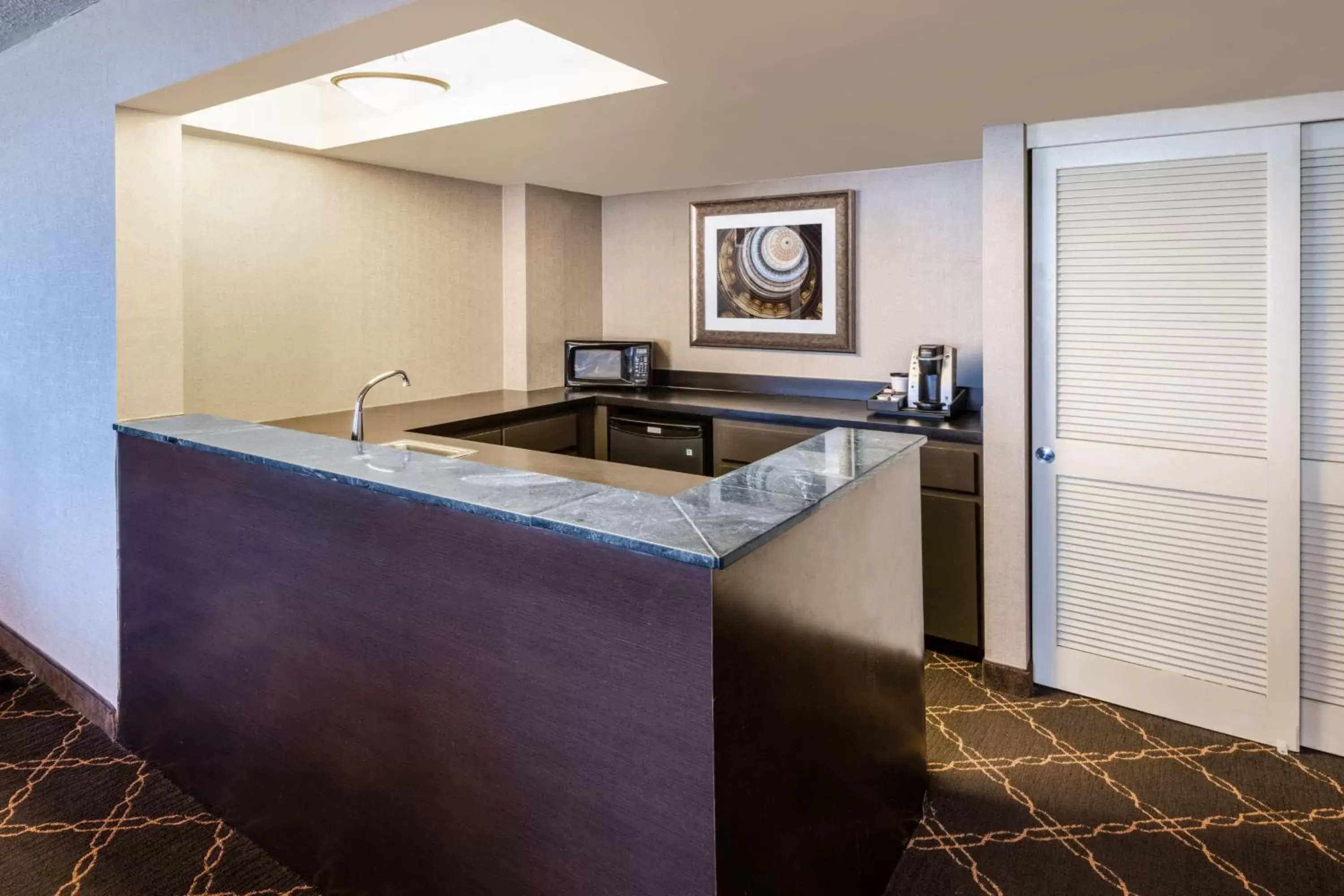 Photo of the whole room, Kitchen/Kitchenette in Austin Southpark Hotel