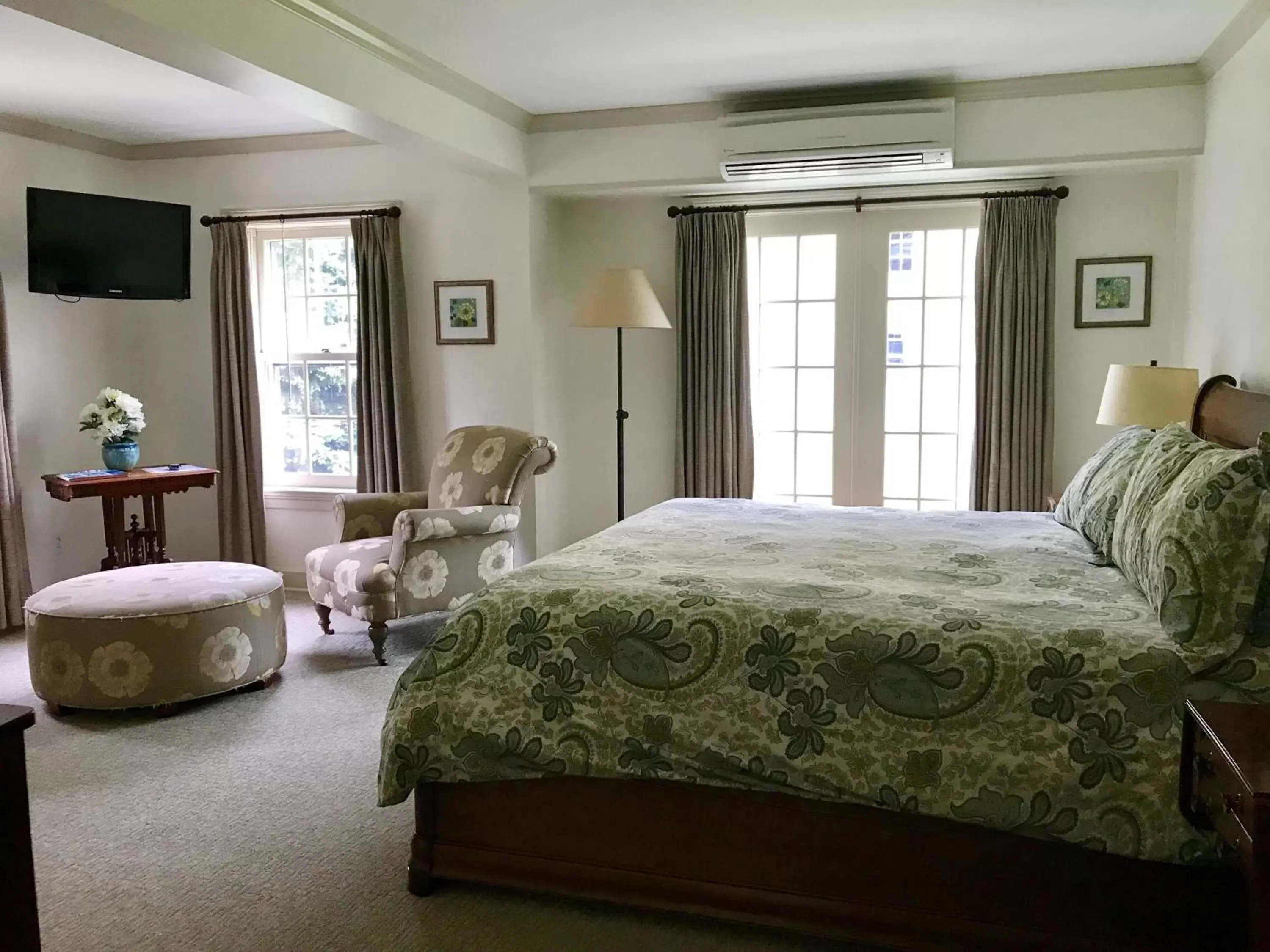 Seating area, Bed in The Old Lyme Inn