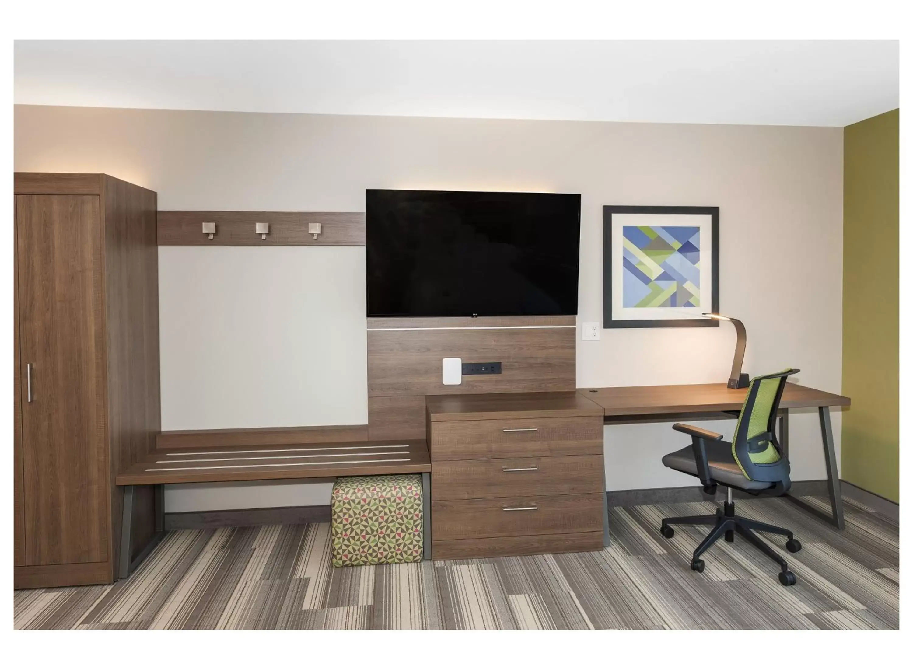 Property building, TV/Entertainment Center in Holiday Inn Express & Suites - Hudson I-94, an IHG Hotel