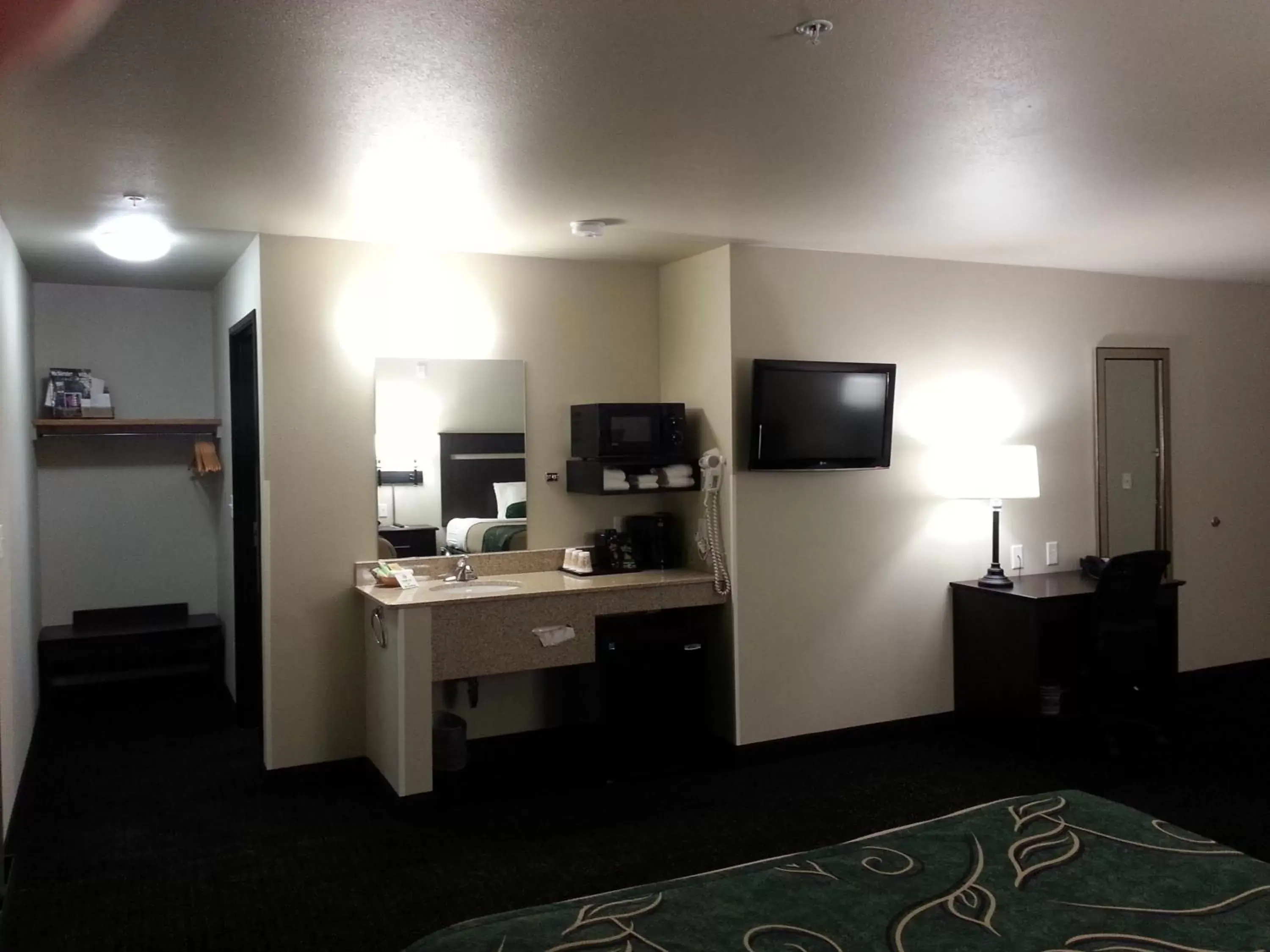 Photo of the whole room, TV/Entertainment Center in Travelodge by Wyndham McAlester