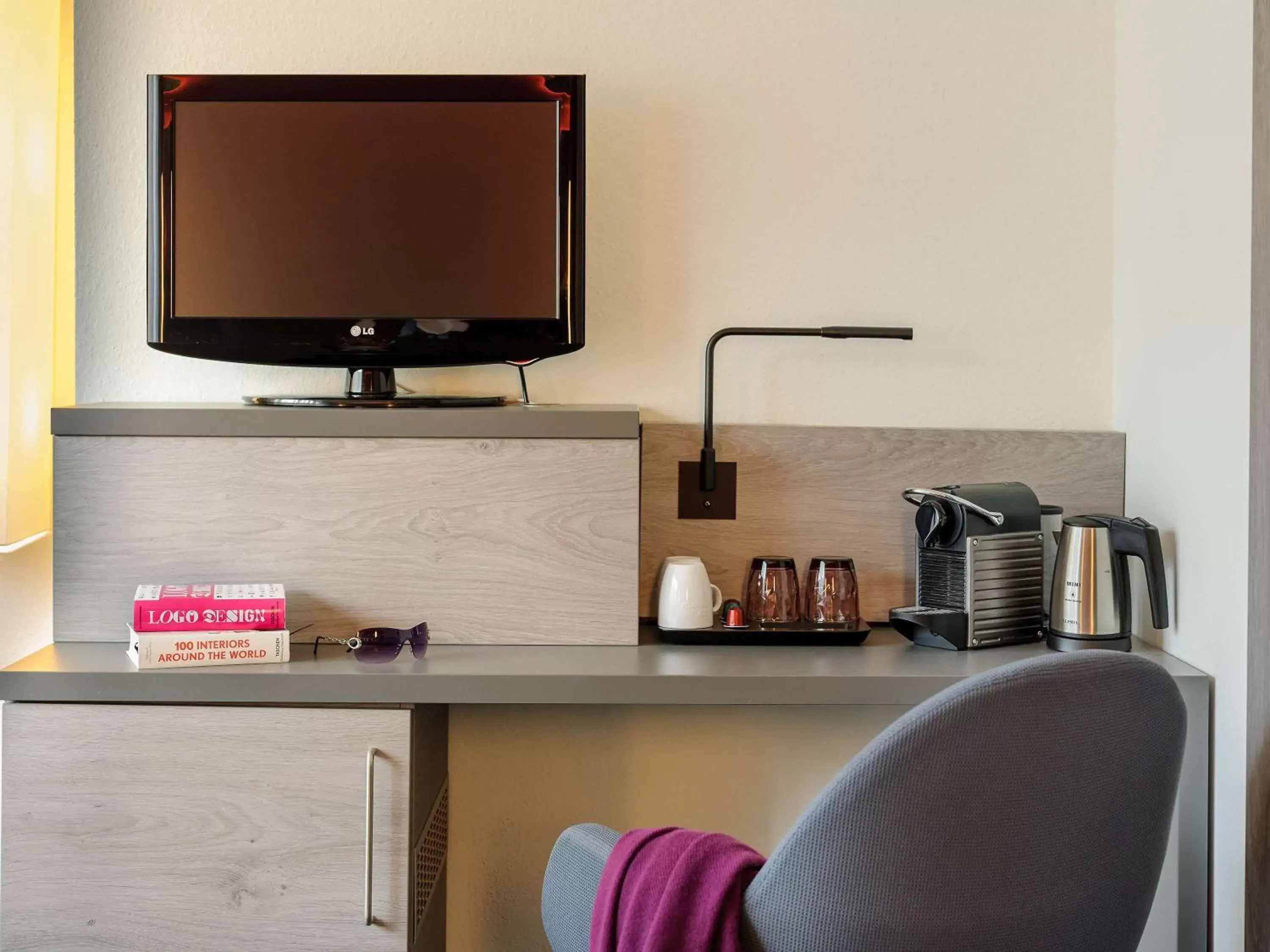 Photo of the whole room, TV/Entertainment Center in Mercure Hotel Düsseldorf Zentrum