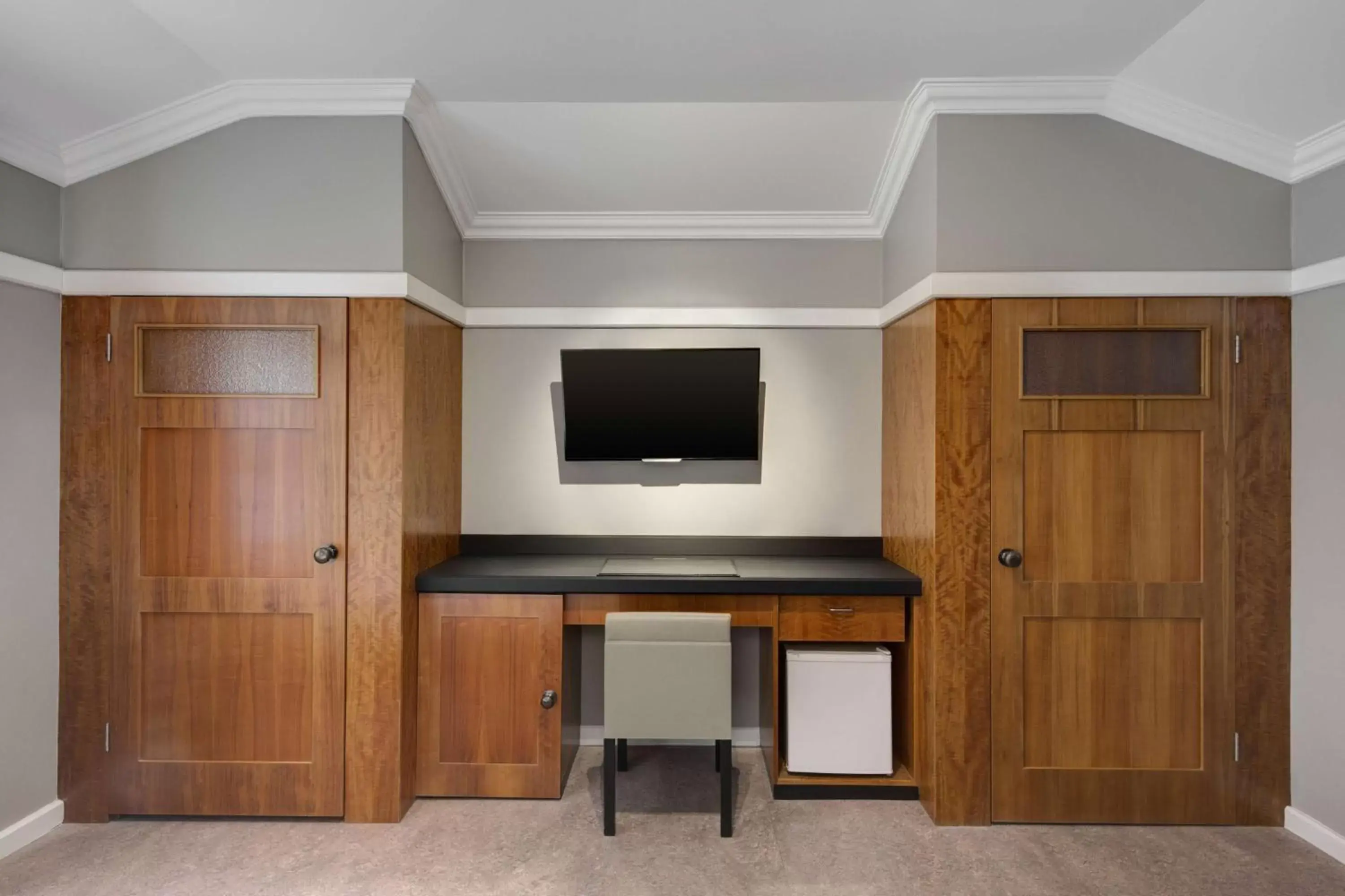 Bedroom, TV/Entertainment Center in Hotel Kurrajong Canberra