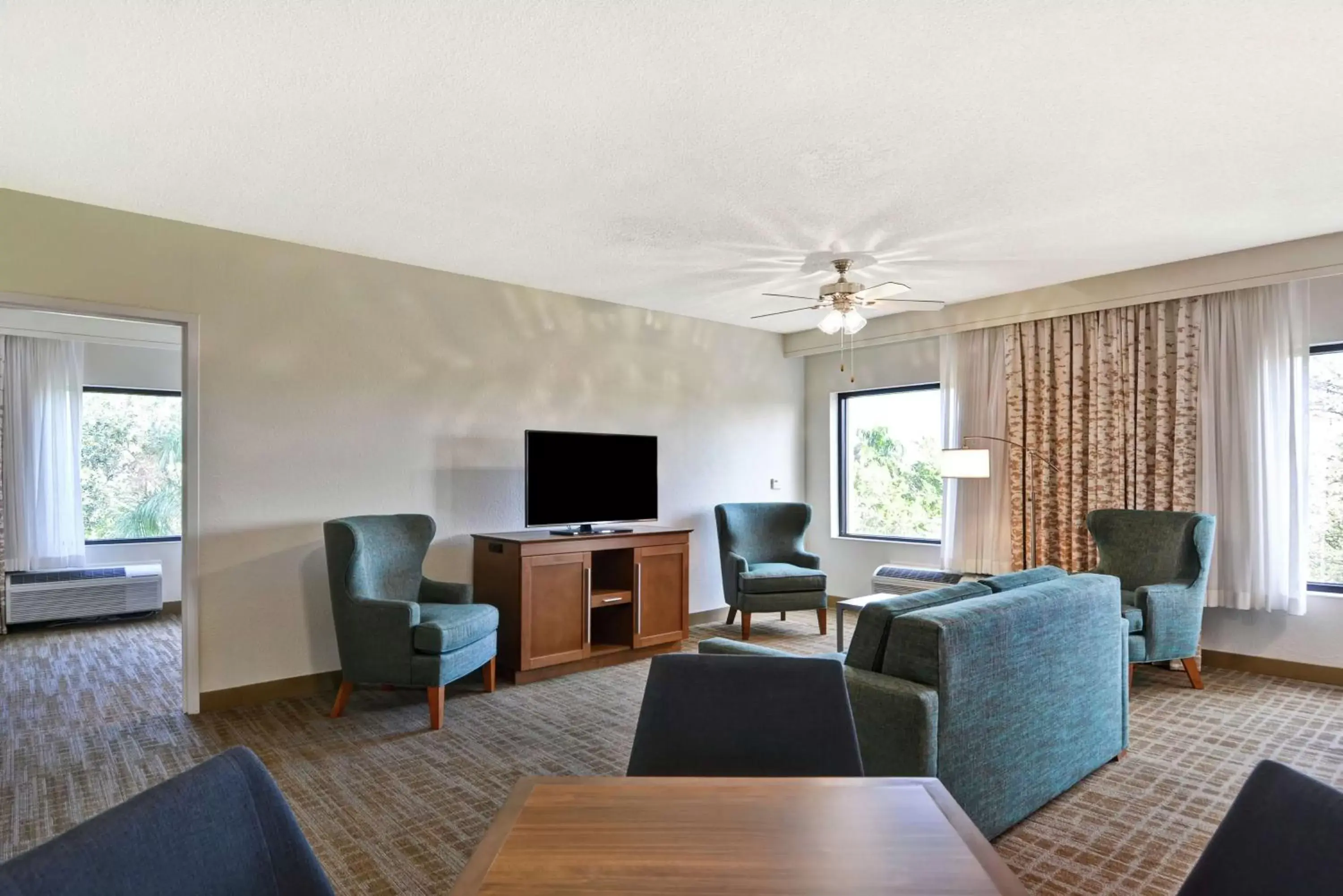 Living room, Seating Area in Hampton Inn Palm Beach Gardens