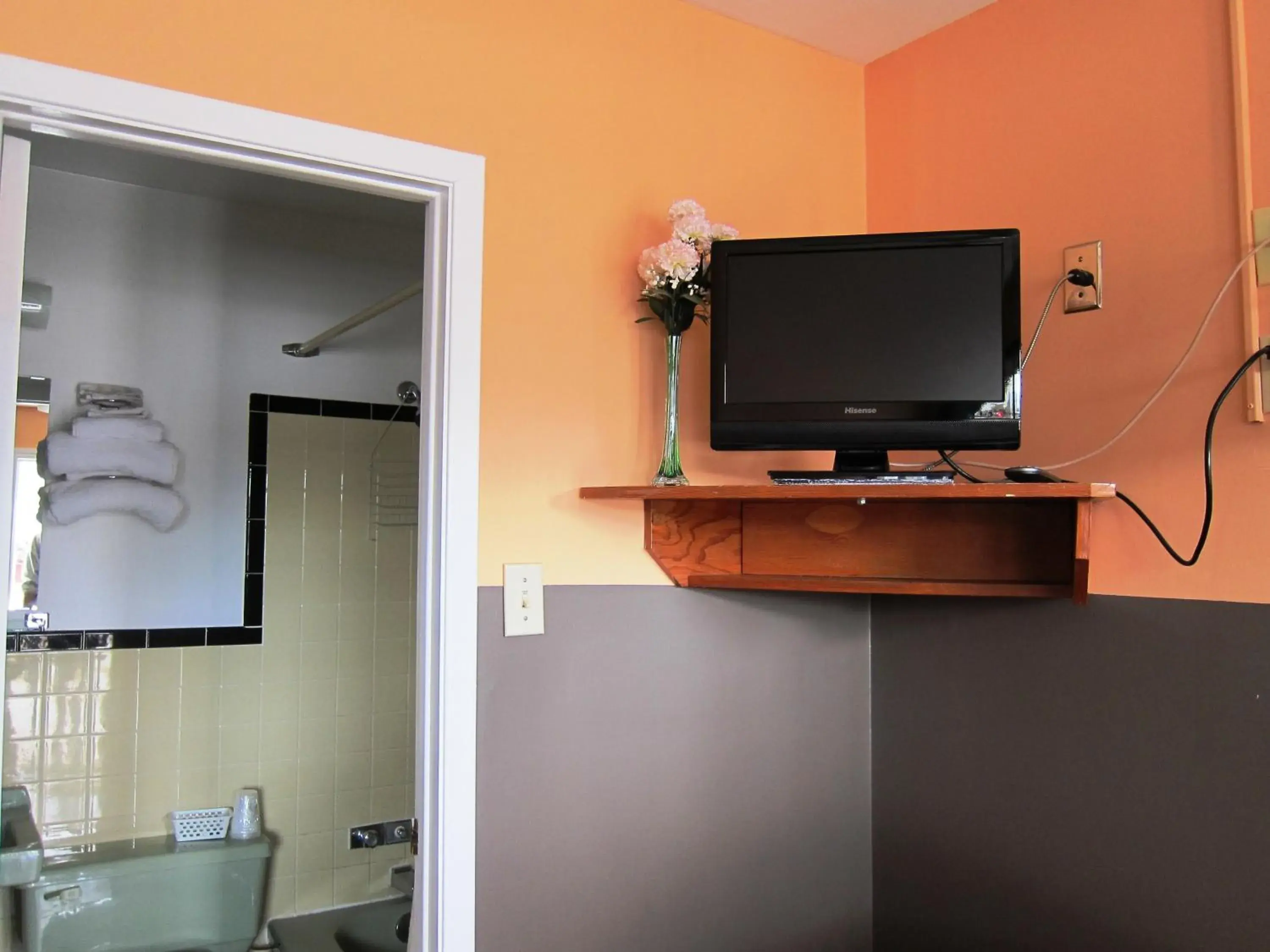 TV and multimedia, TV/Entertainment Center in Norfolk Motel