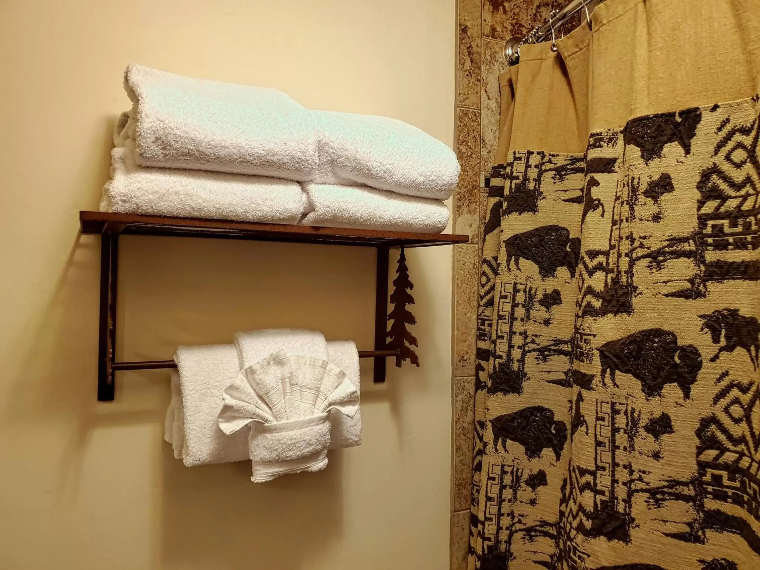 Bathroom, Bunk Bed in Parkway Inn of Jackson Hole