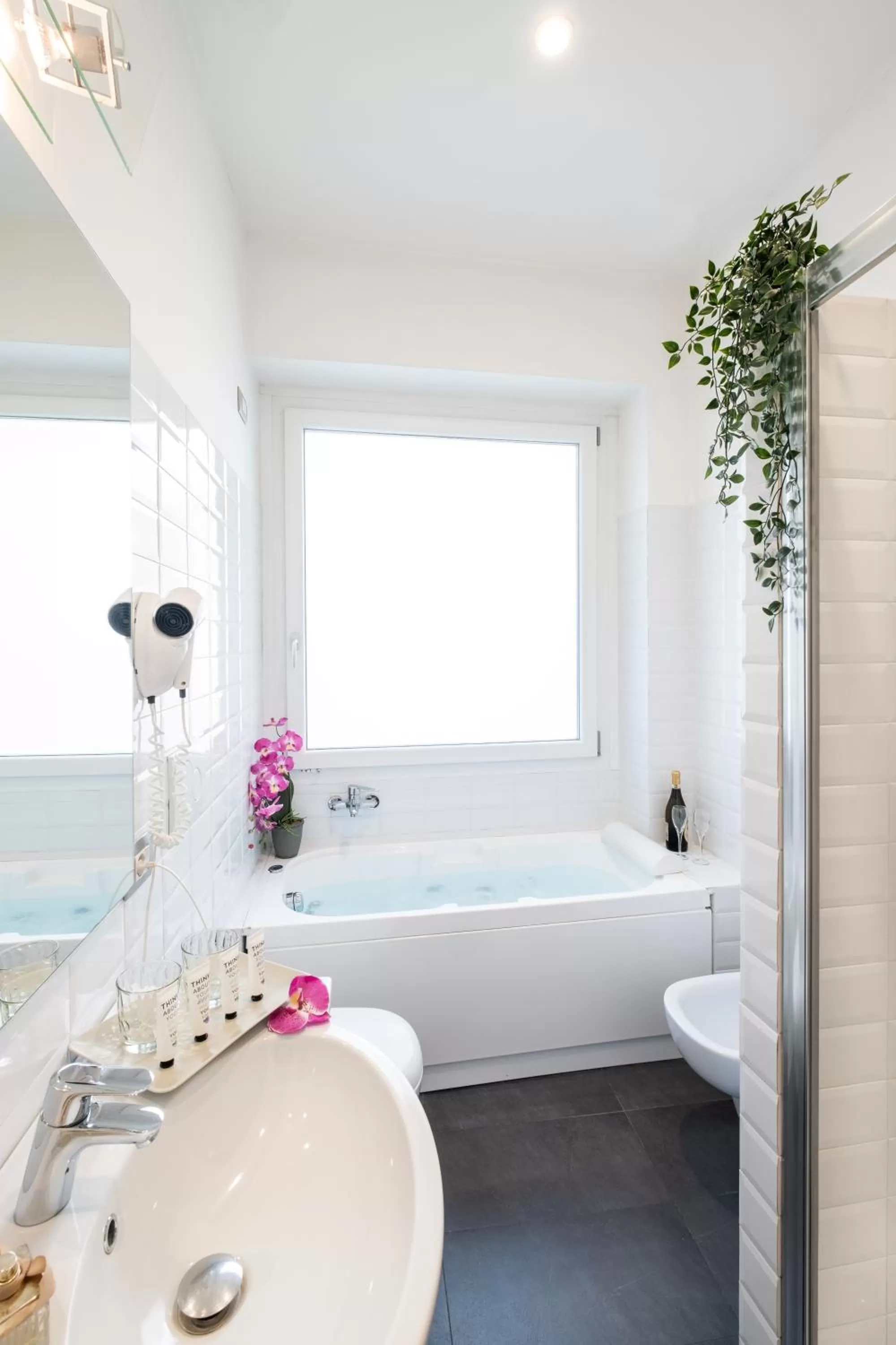 Hot Tub, Bed in Rome River Inn