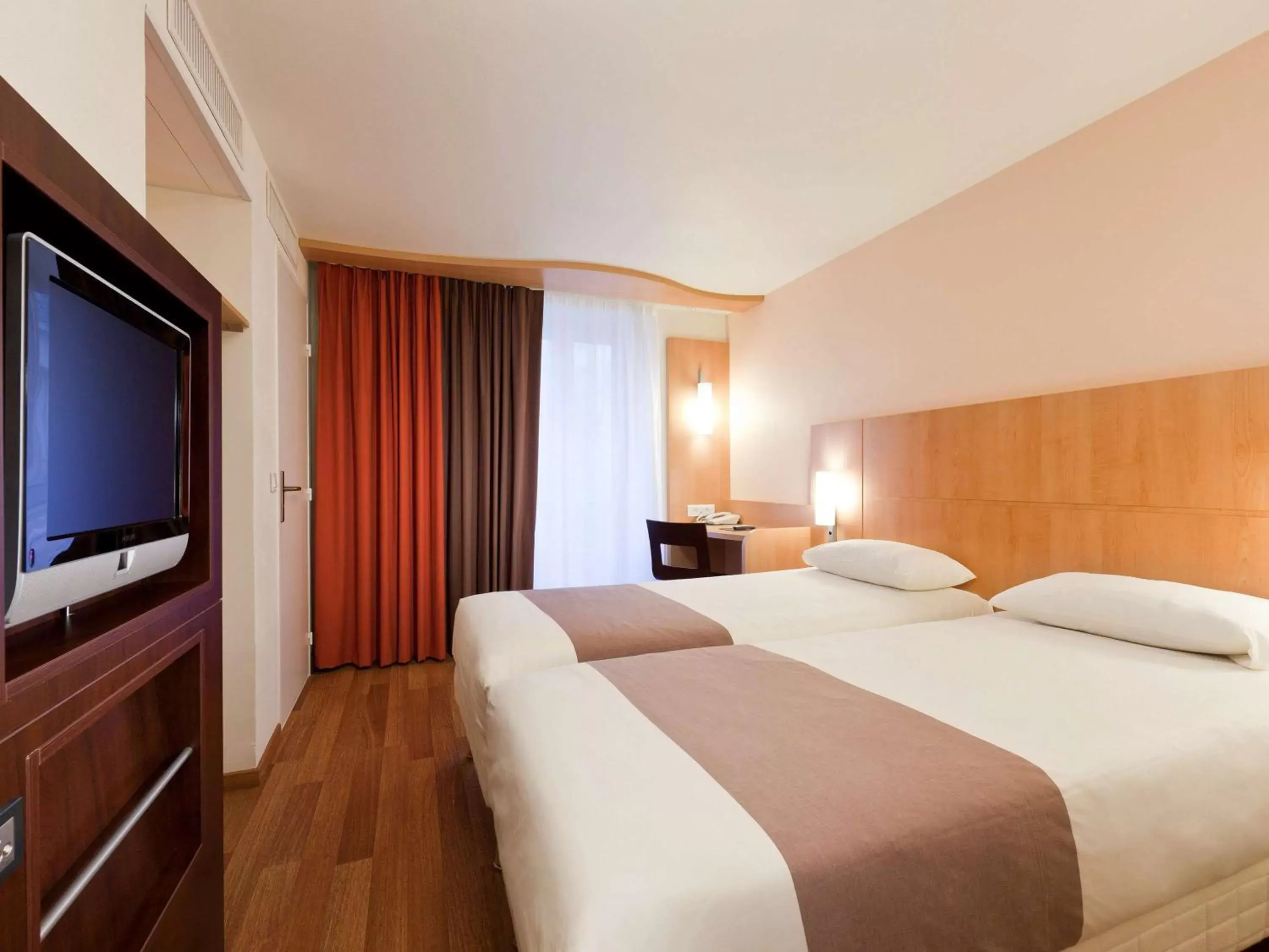 Photo of the whole room, Bed in ibis Paris Opera La Fayette
