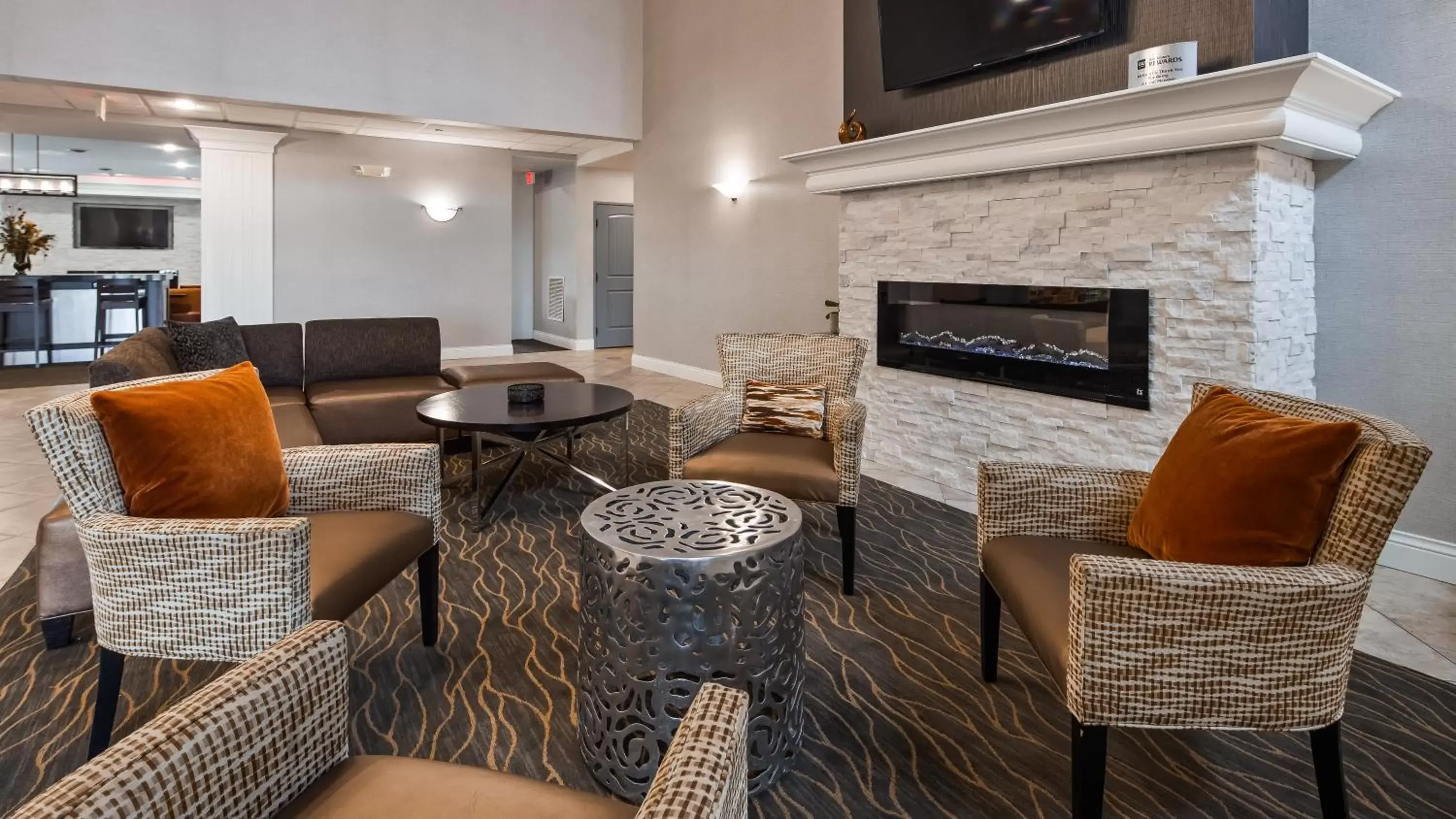 Seating area, Lounge/Bar in Best Western Plus Appleton Airport Mall Hotel