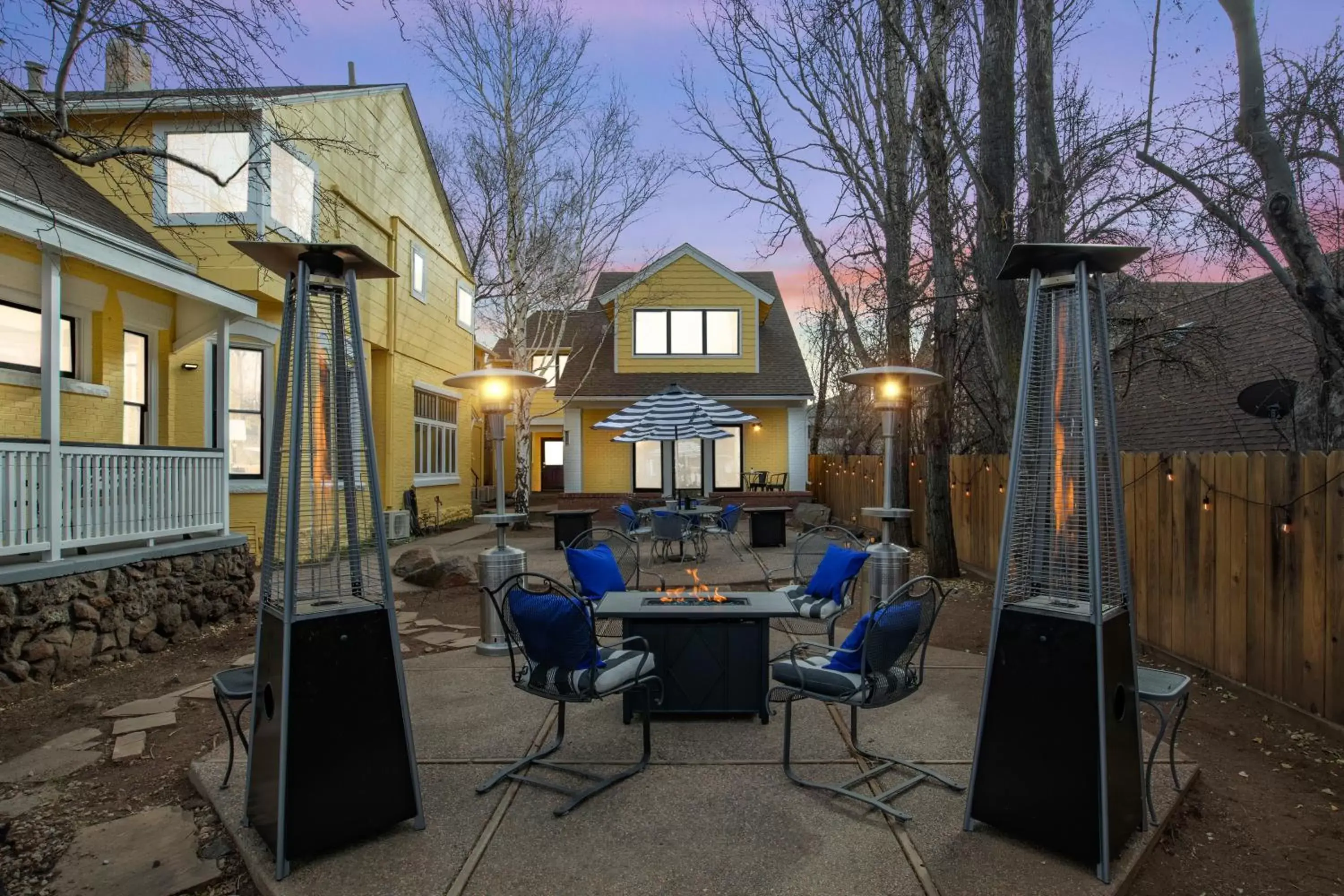 Inner courtyard view, Restaurant/Places to Eat in Bespoke Inn Flagstaff