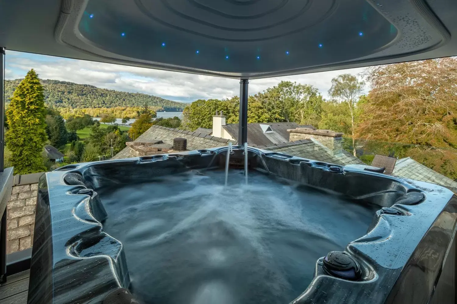 Penthouse Suite with Roof-Top Hot Tub in Lakes Hotel & Spa