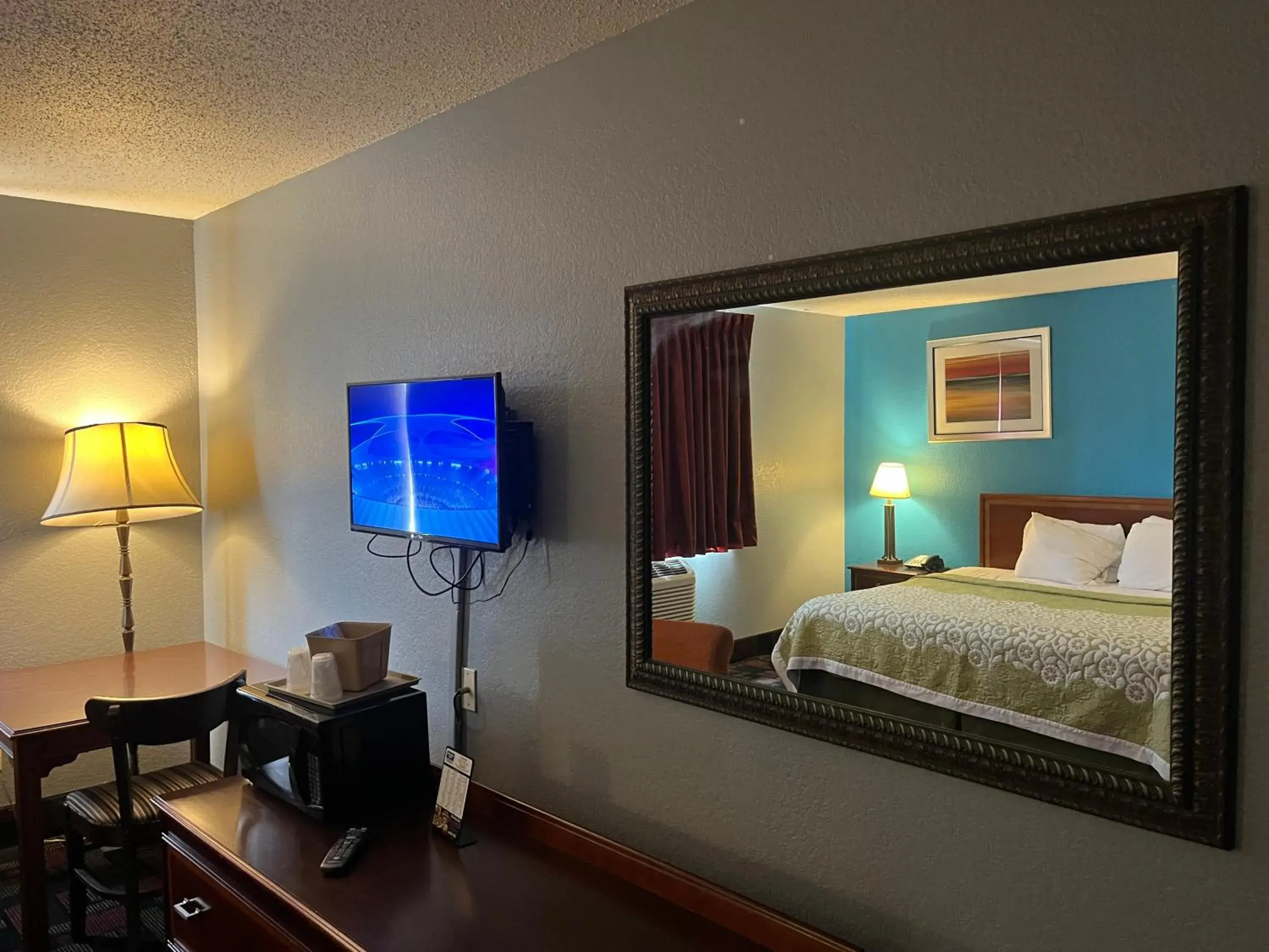 TV and multimedia, Bed in Rodeway Inn