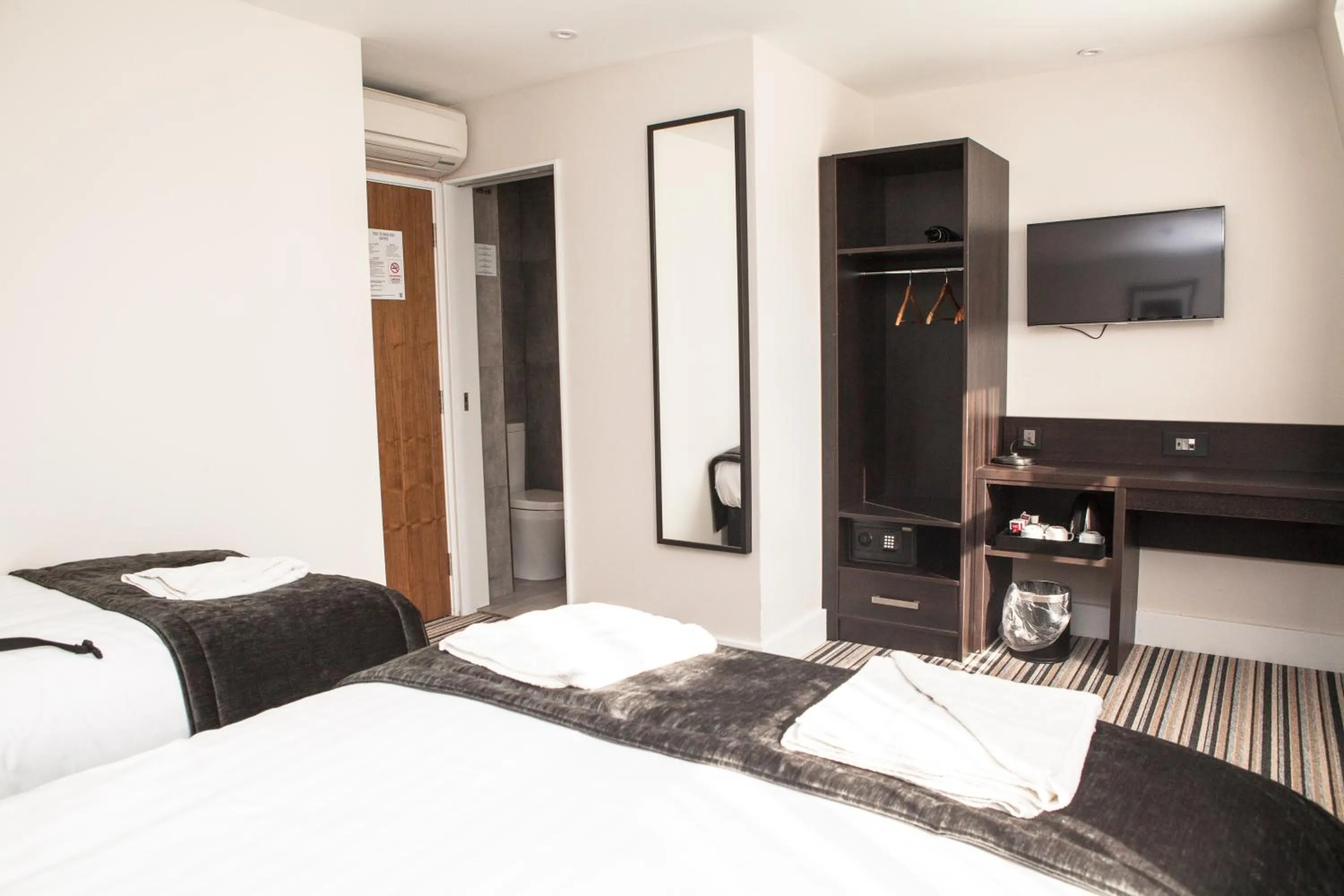 Photo of the whole room, Bed in The Tudor Inn Hotel