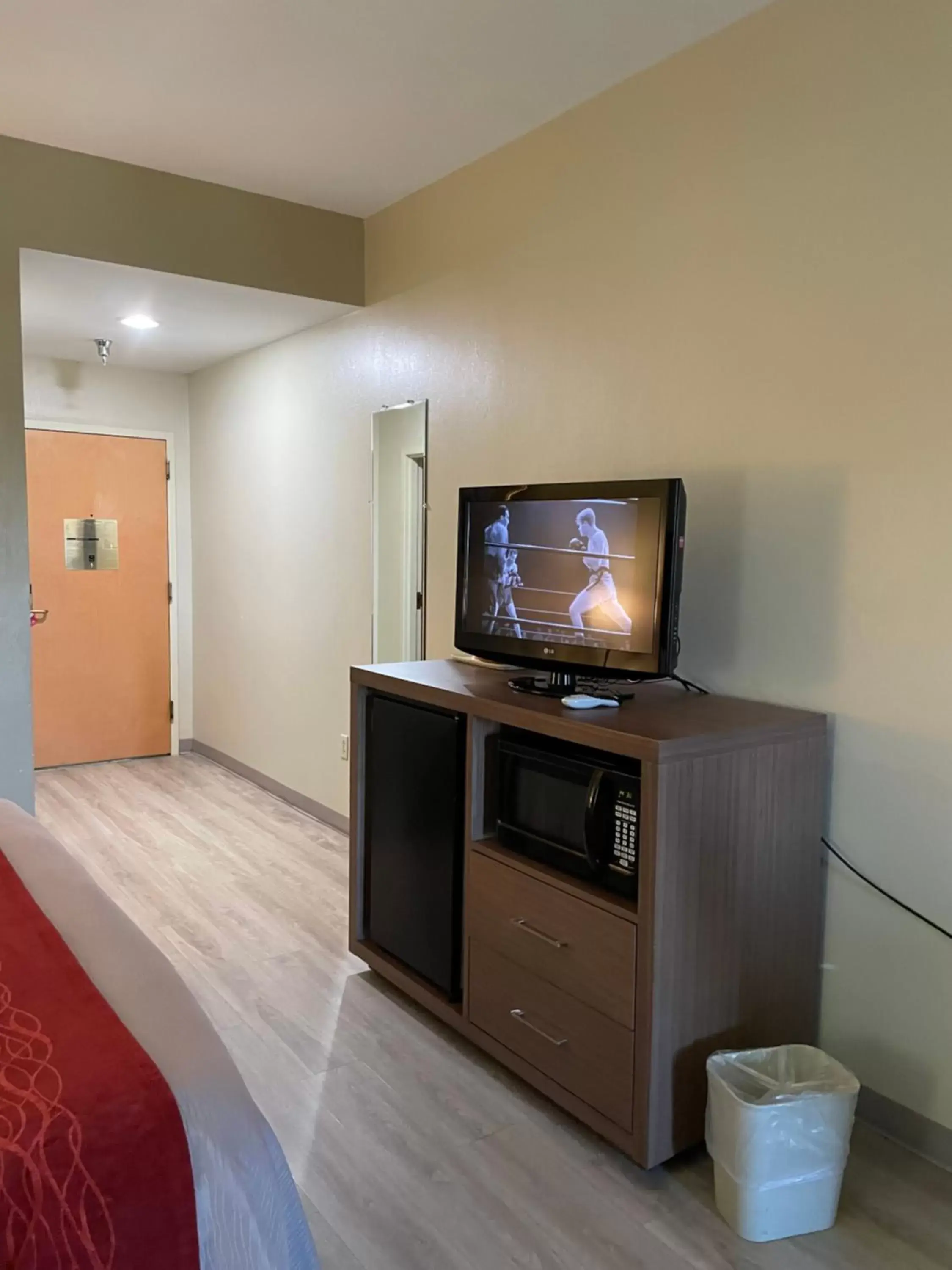 TV and multimedia, TV/Entertainment Center in Econo Lodge