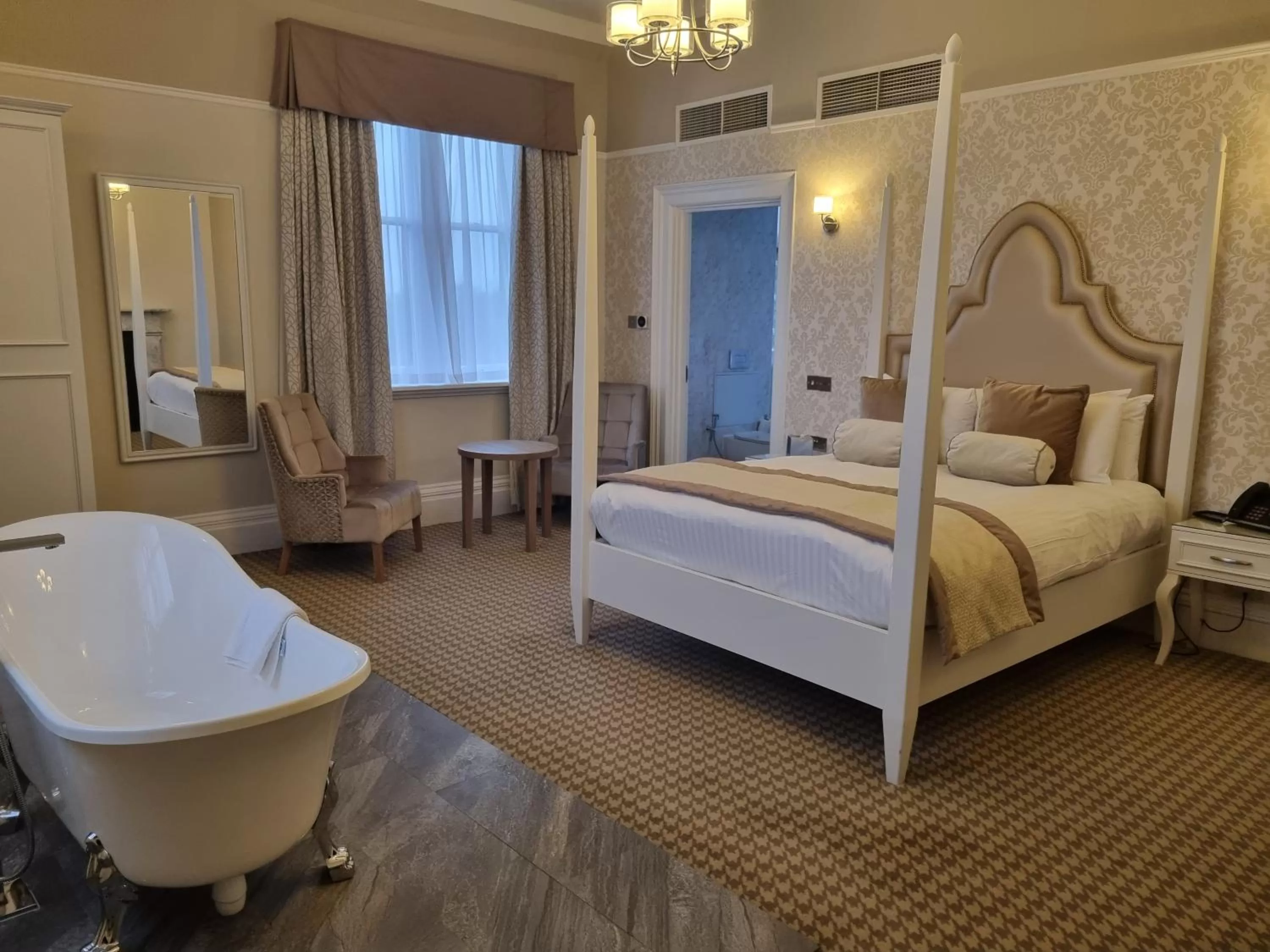 Bath, Bed in Wroxall Abbey Hotel