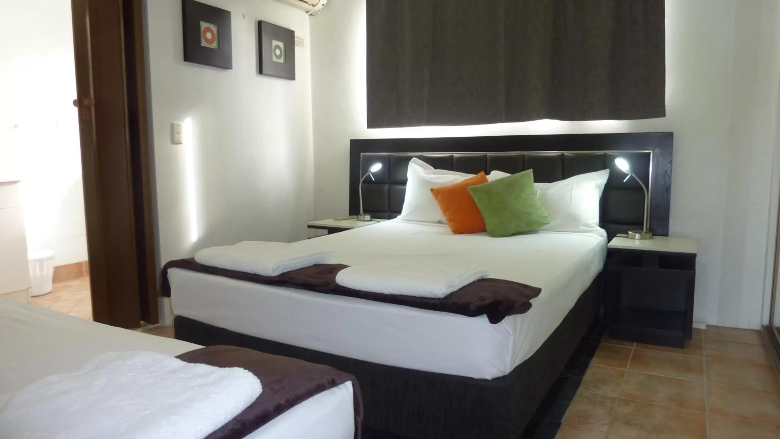 Bathroom, Bed in Jadran Motel & El Jays Holiday Lodge