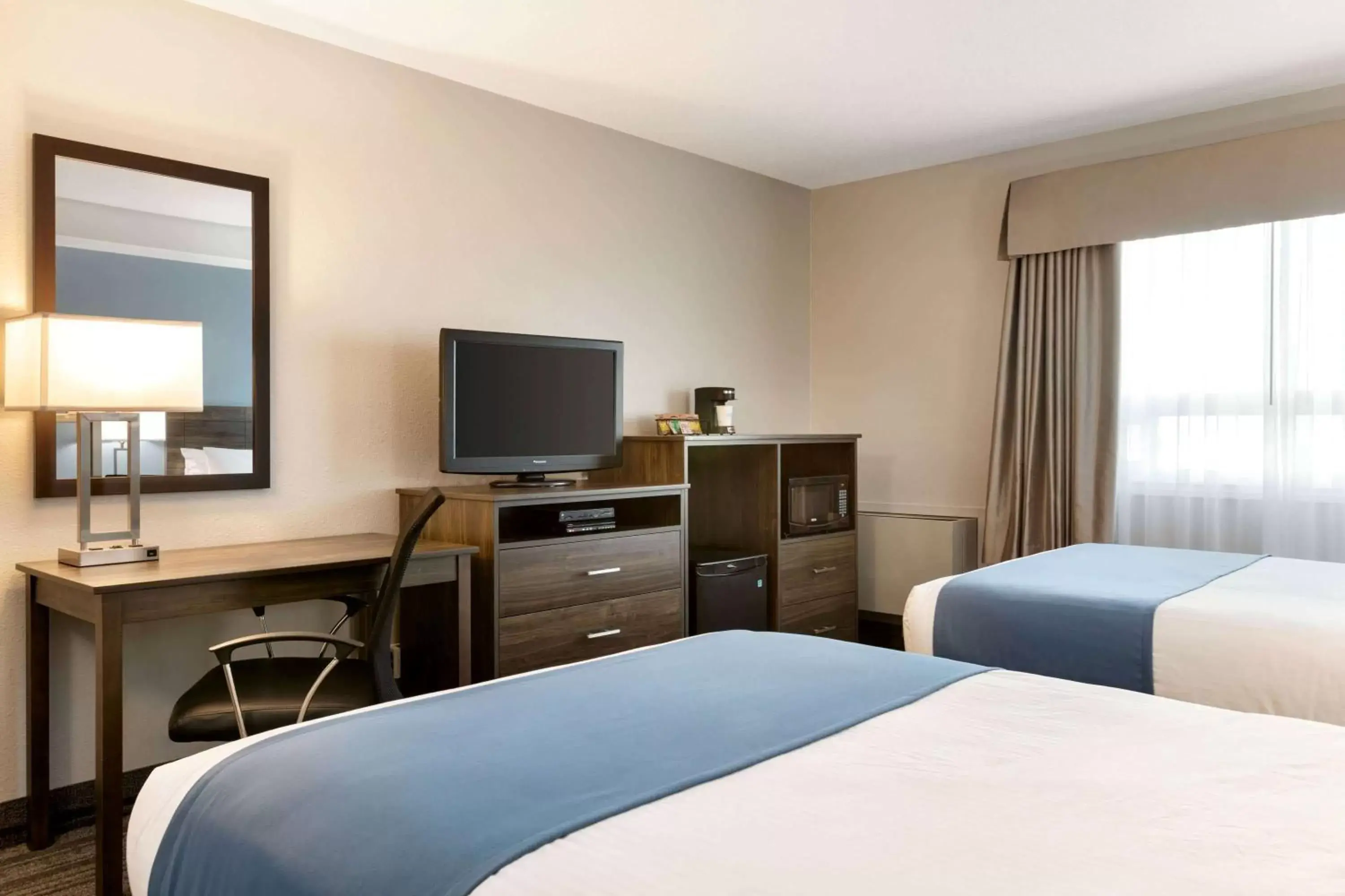 Photo of the whole room, Bed in Travelodge Suites by Wyndham New Glasgow