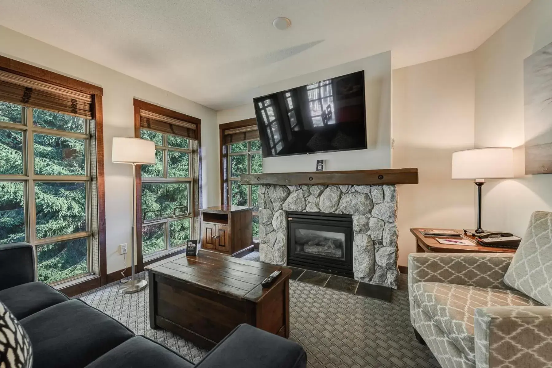 Communal lounge/ TV room, TV/Entertainment Center in Blackcomb Springs Suites by CLIQUE