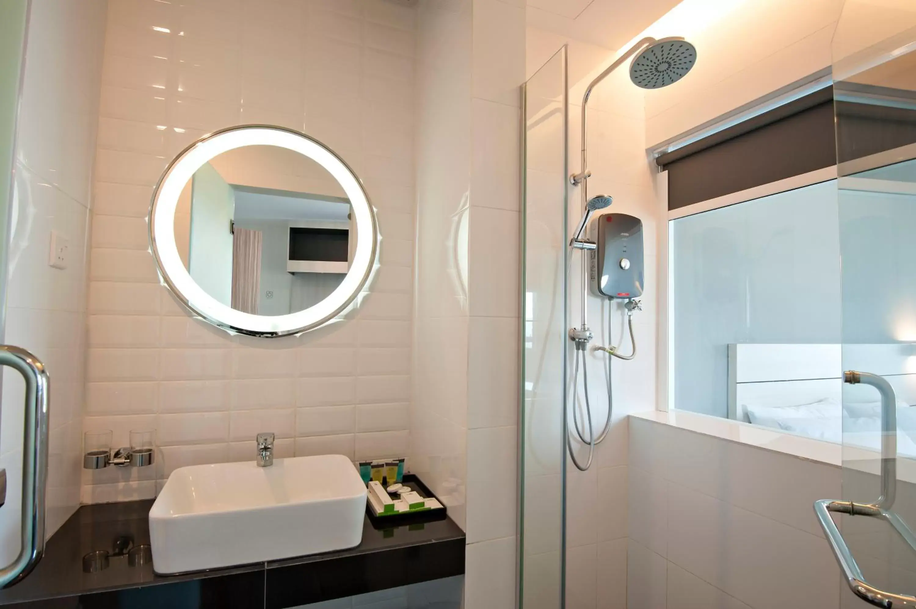 Shower, Bathroom in Hotel Arissa