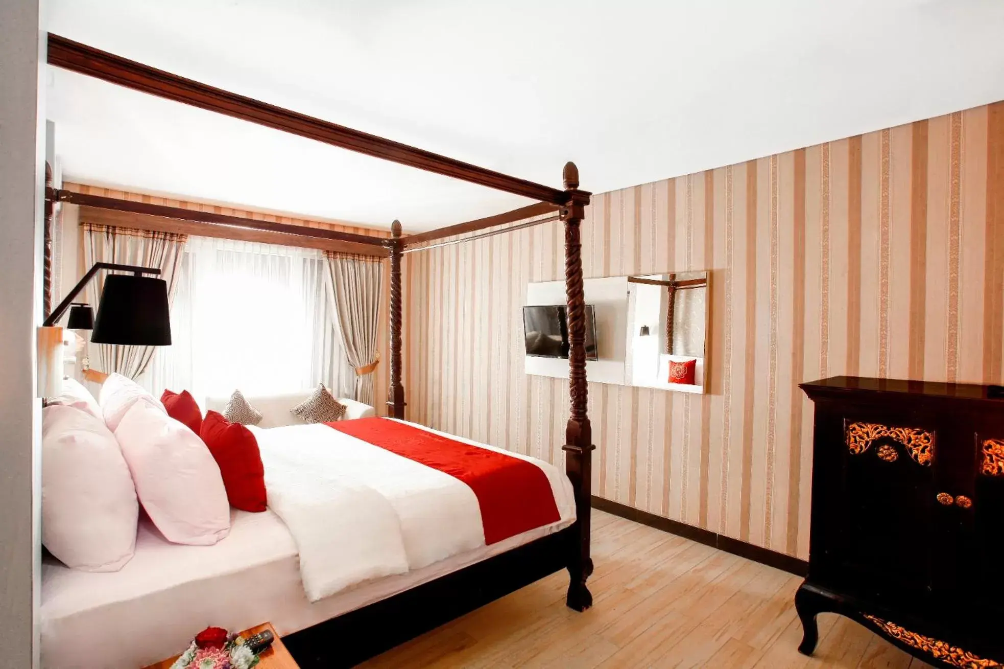 Bed in Puri Saron Hotel Baruna Beach Lovina