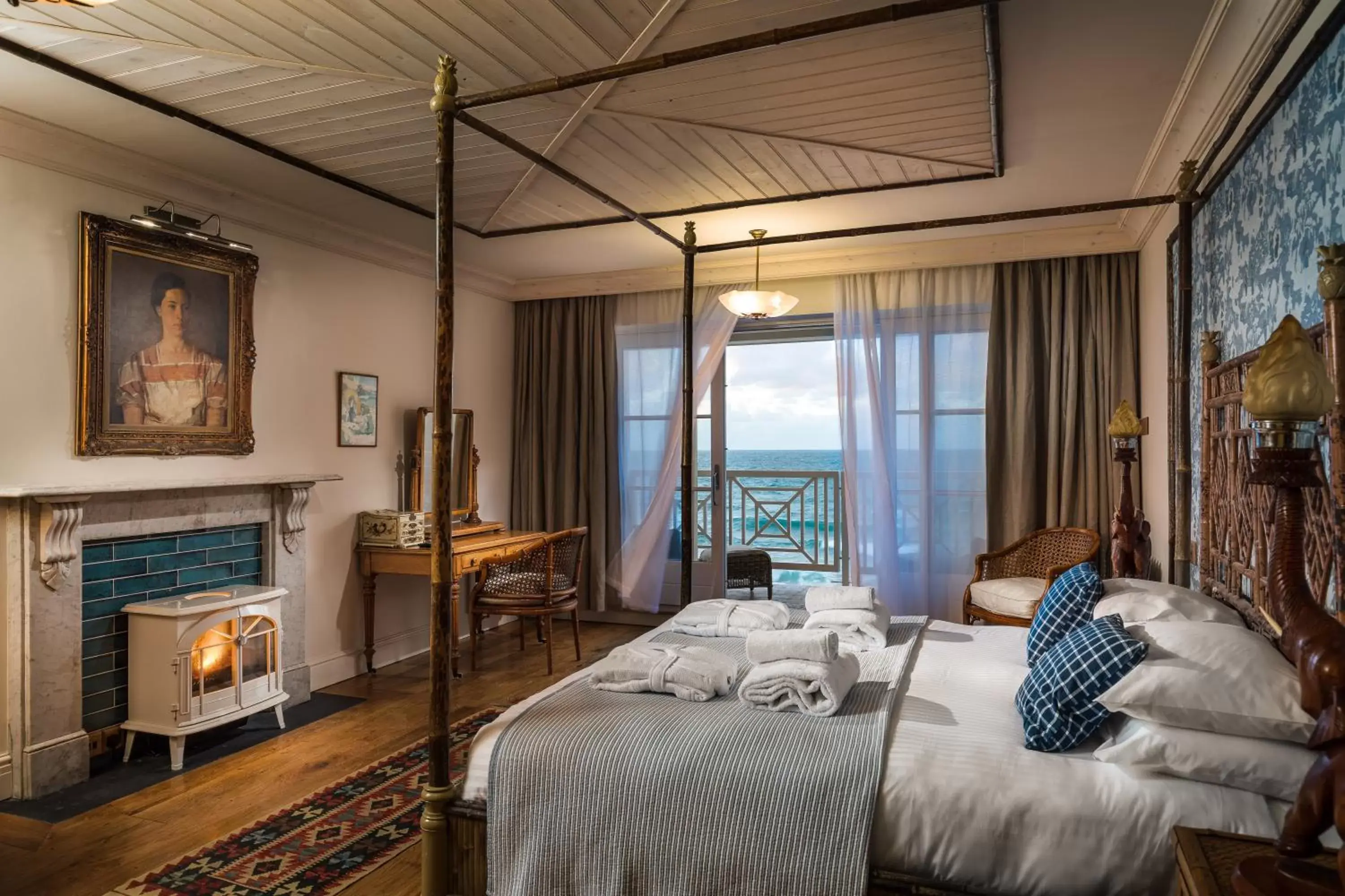 Superior King Room - Pet Friendly in Tolcarne Beach Colonial Restaurant and Rooms Superior King Room - Pet Friendly in Tolcarne Beach Colonial Restaurant and Rooms