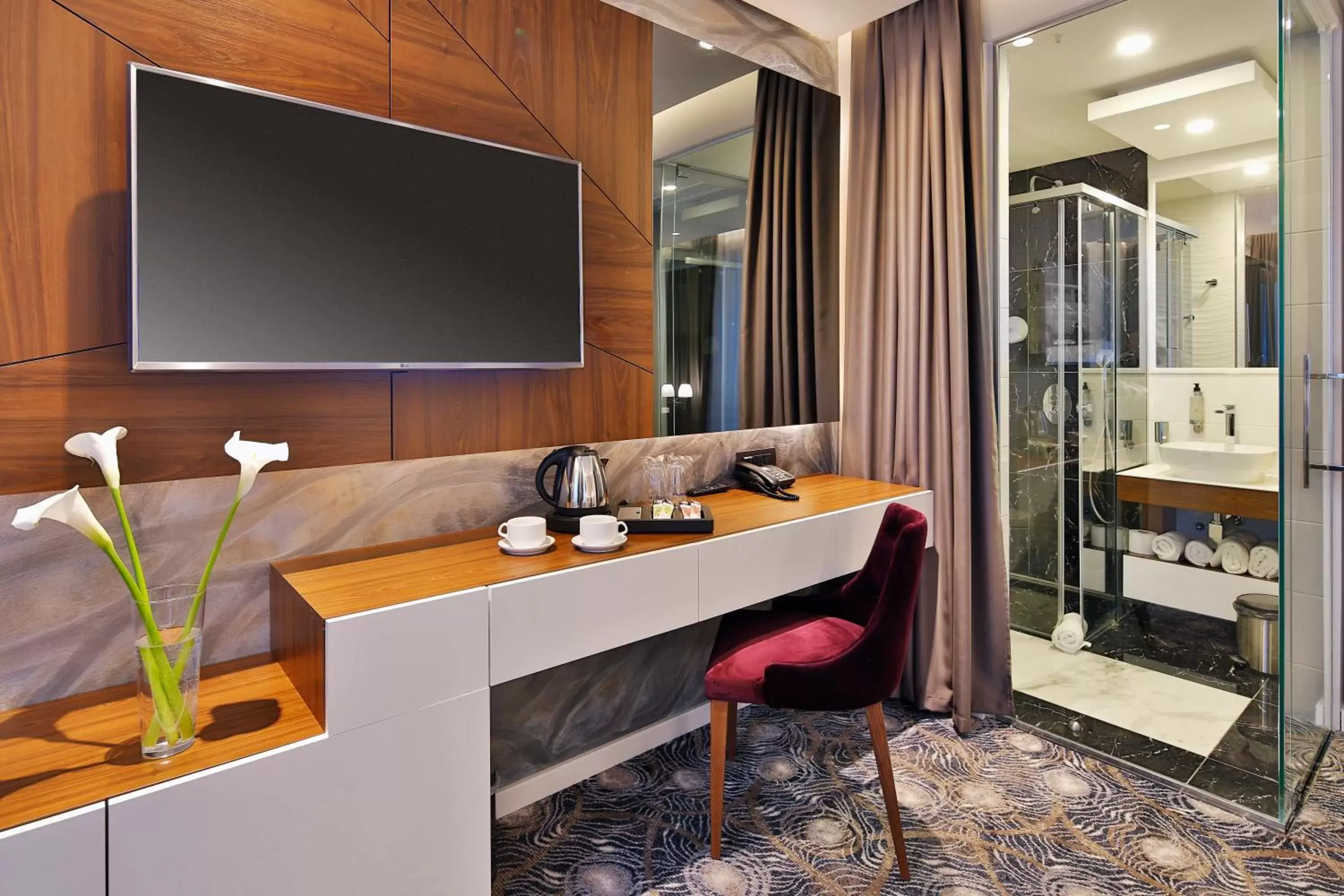 Shower, TV/Entertainment Center in Sky Hotel