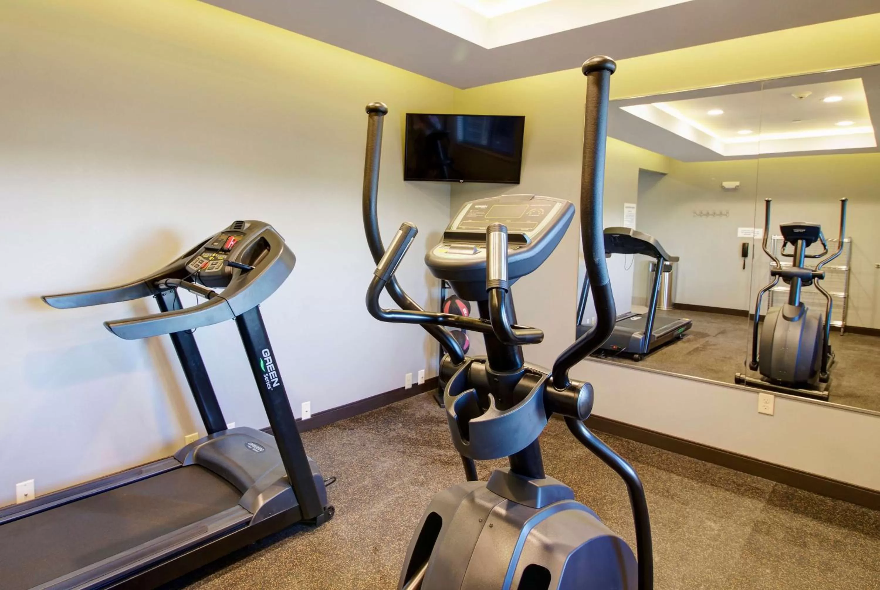 Fitness centre/facilities in Days Inn & Suites by Wyndham Port Arthur