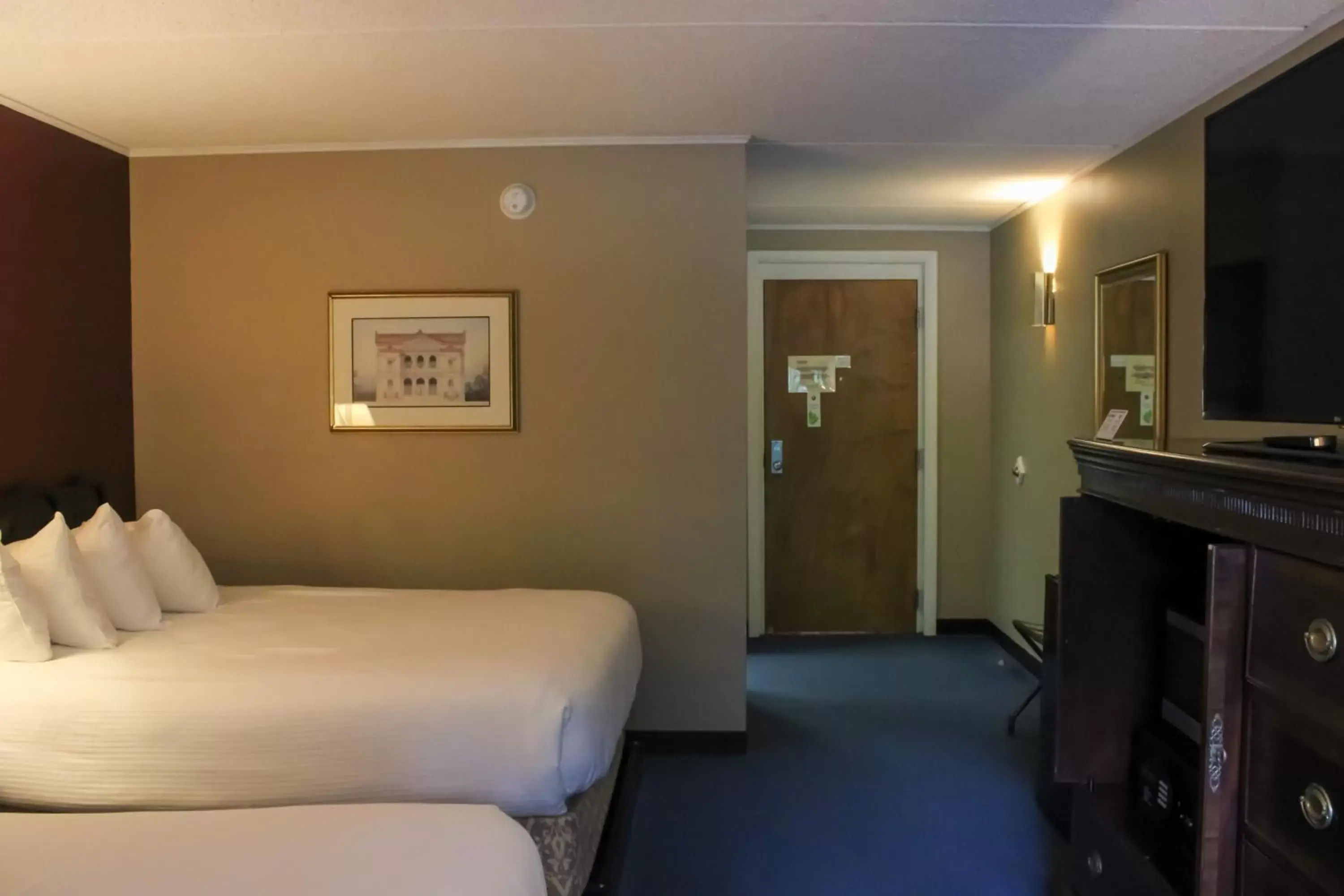 Bed in Fireside Inn & Suites Gilford