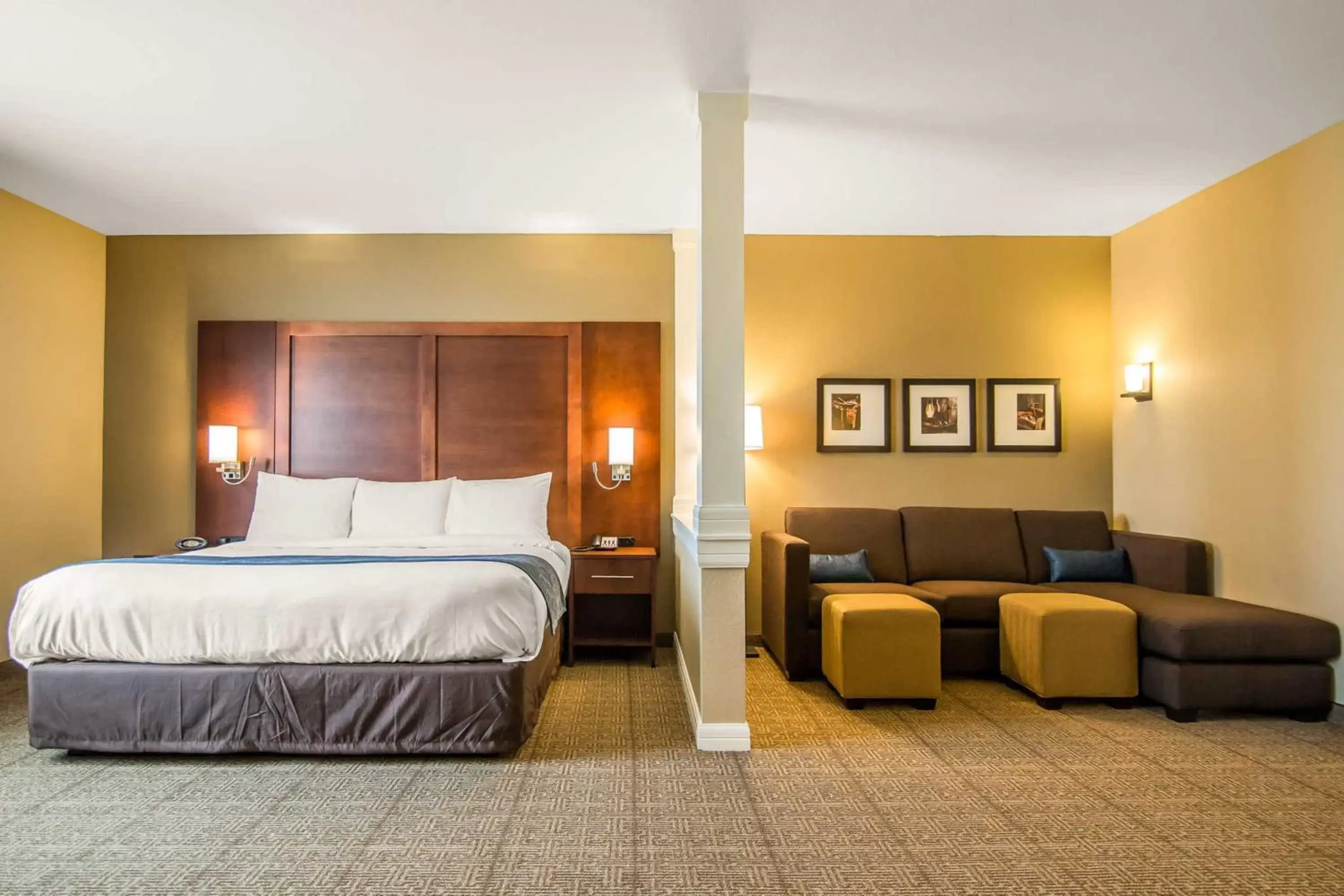Bedroom, Bed in Comfort Suites - Dodge City