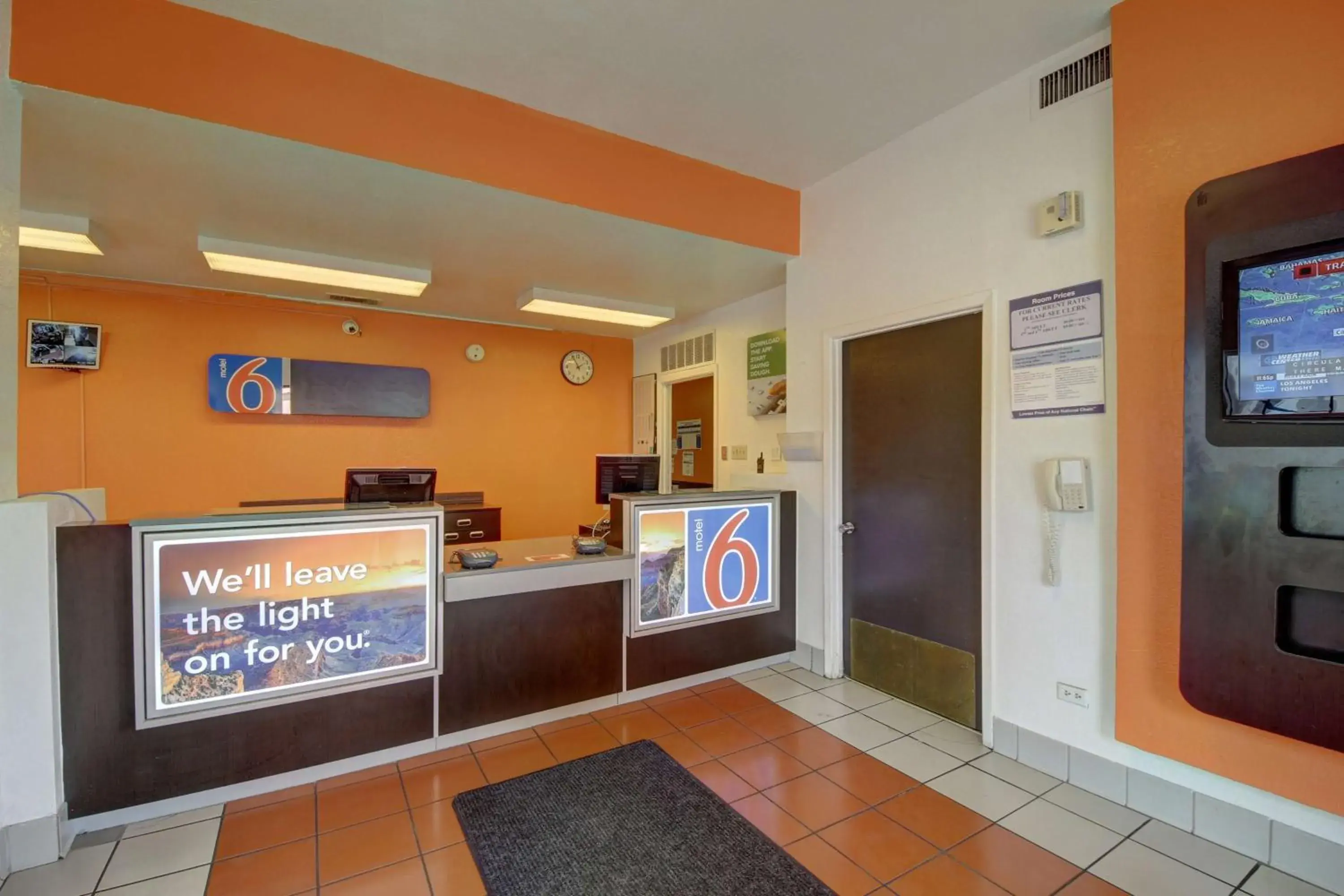 Communal lounge/ TV room, Lobby/Reception in Motel 6-San Antonio, TX - Downtown - Market Square