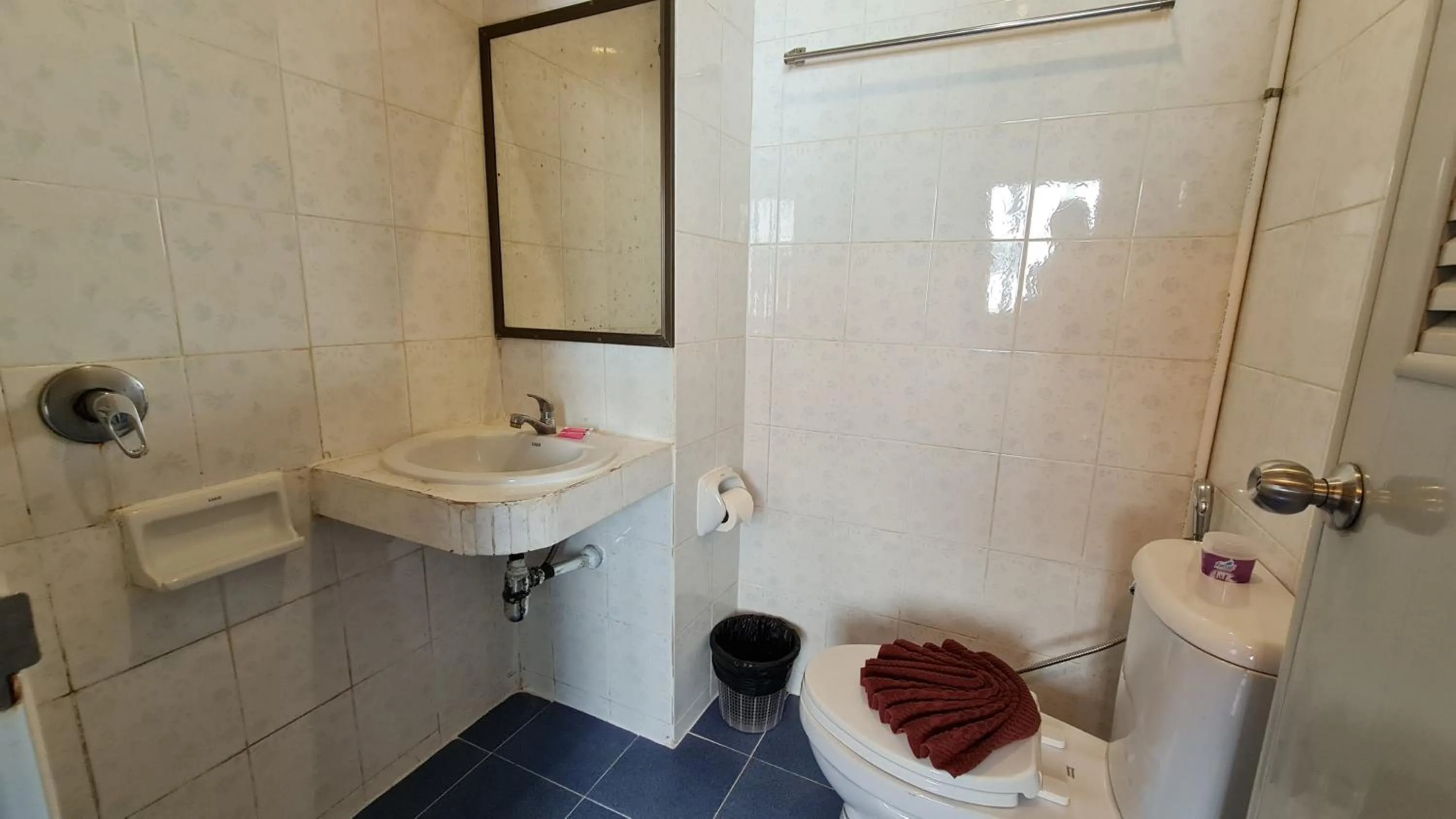 Bathroom in Vech Guesthouse Patong