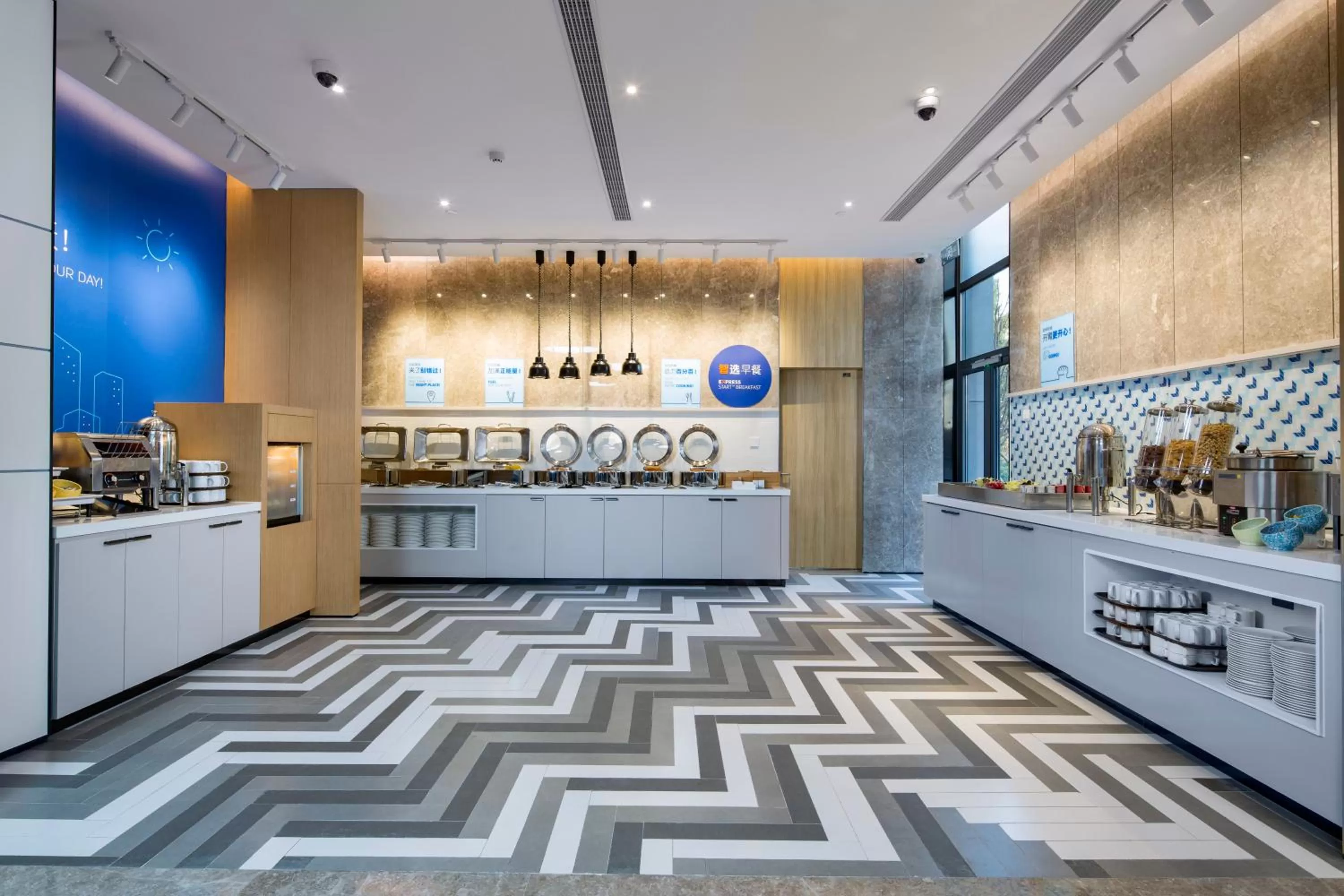 Restaurant/places to eat in Holiday Inn Express Shanghai Kangqiao by IHG