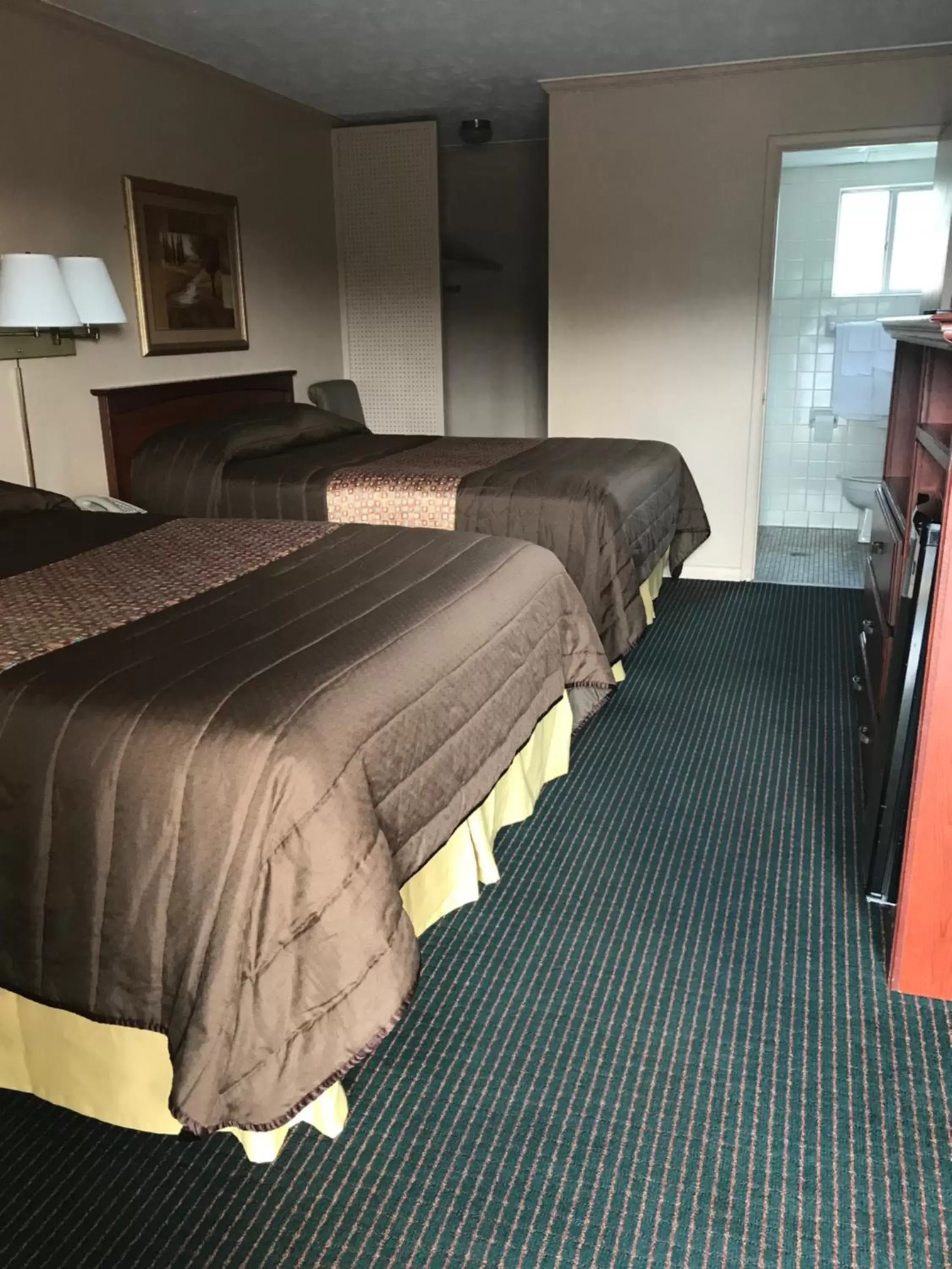 Bed in Redwood Inn