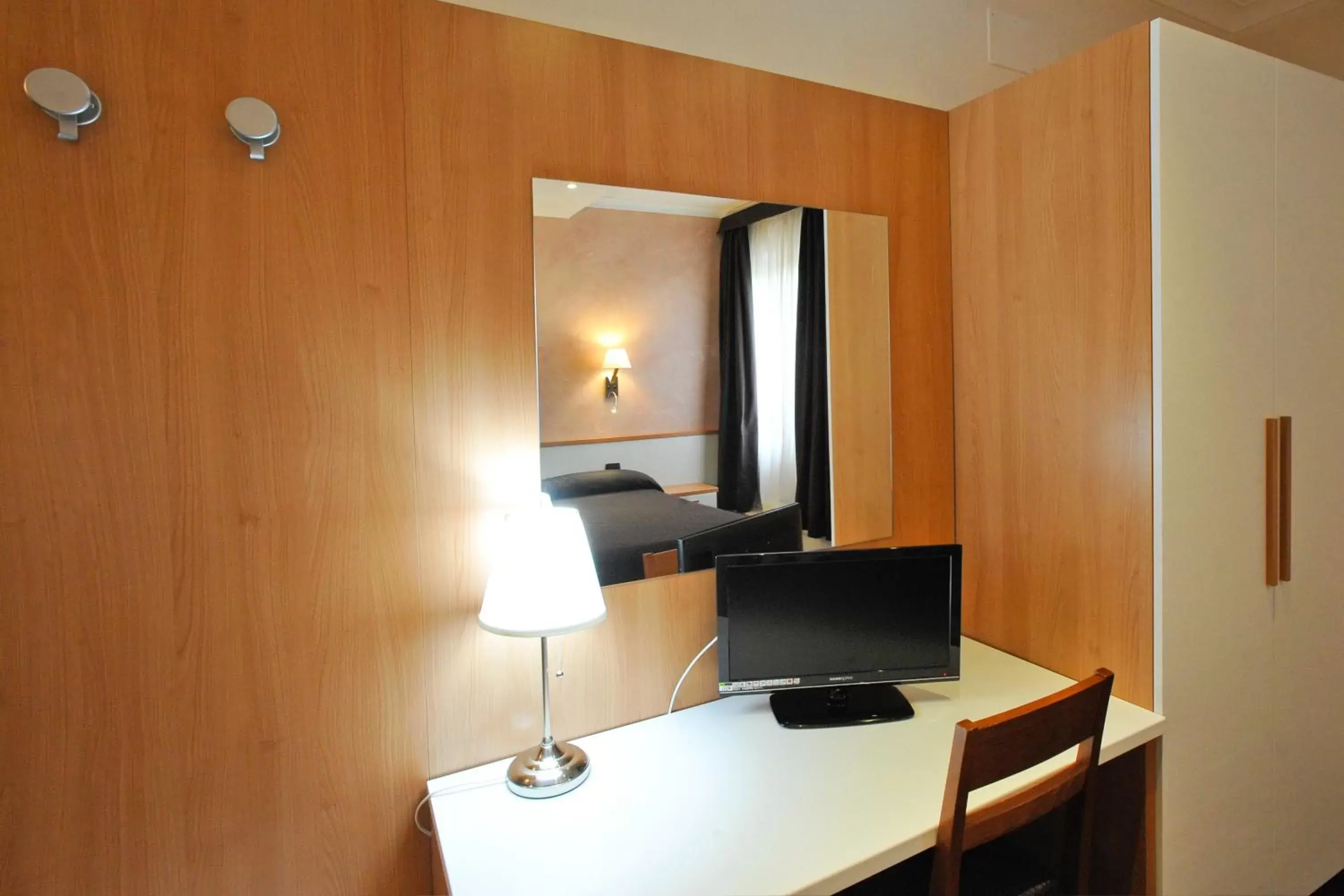 Bedroom, TV/Entertainment Center in Hotel Roma Tiburtina Metro