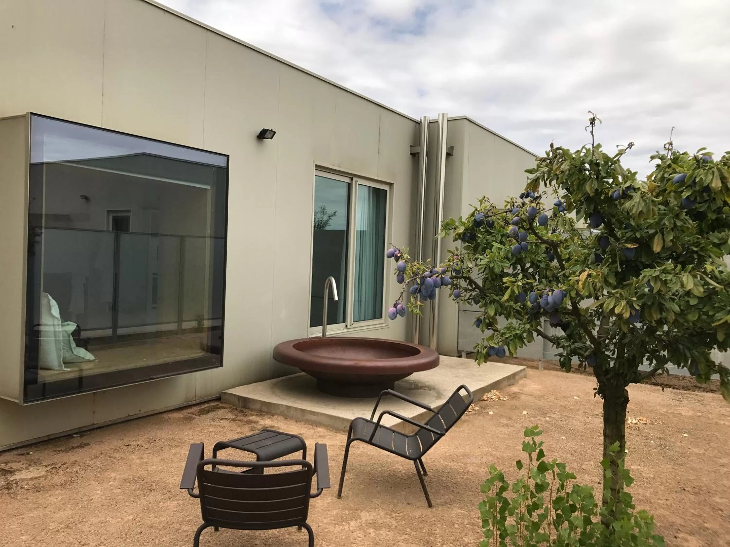 Habitación con bañera exterior y patio privado in Hotel Aire de Bardenas