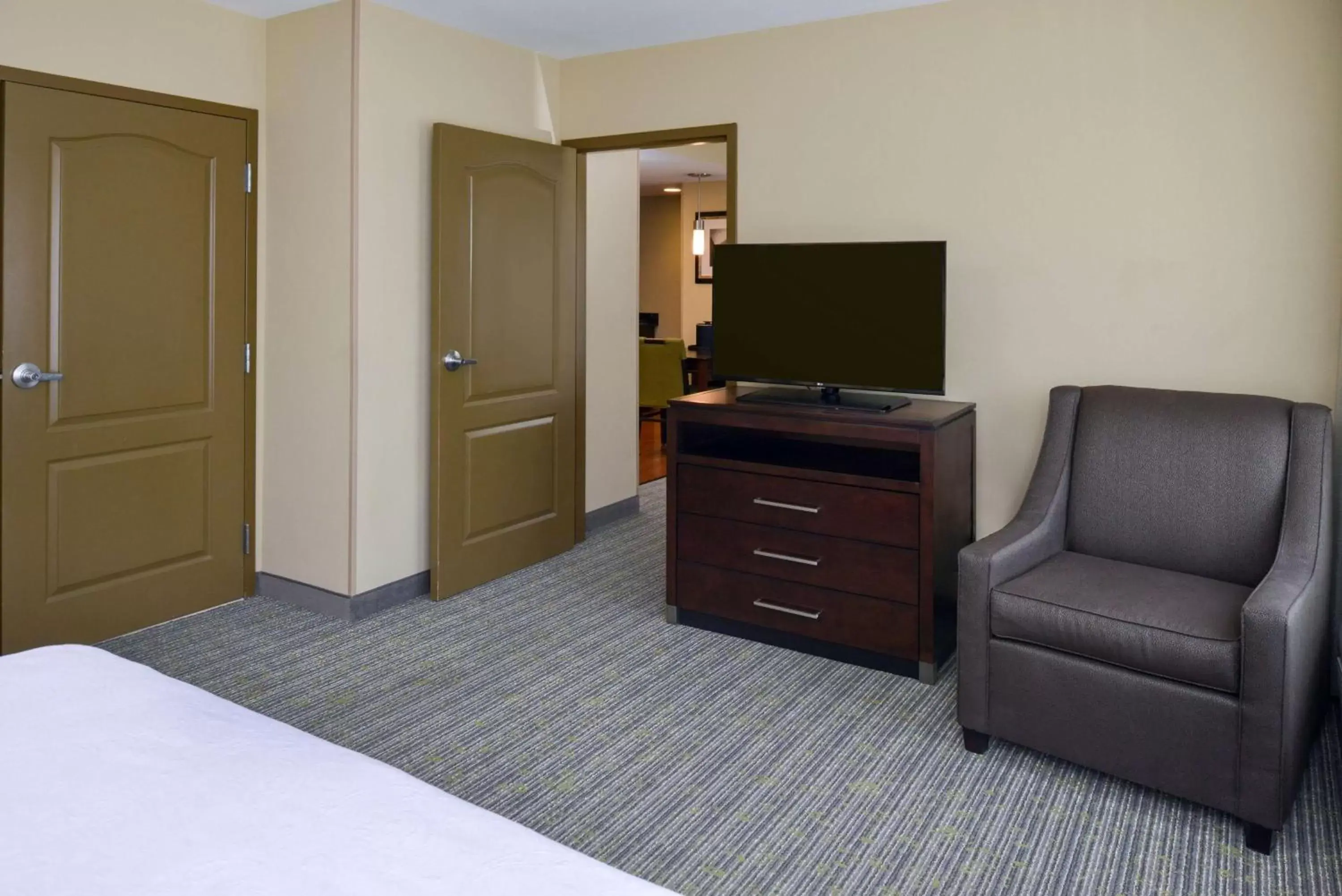 Bed, TV/Entertainment Center in Homewood Suites by Hilton Fresno