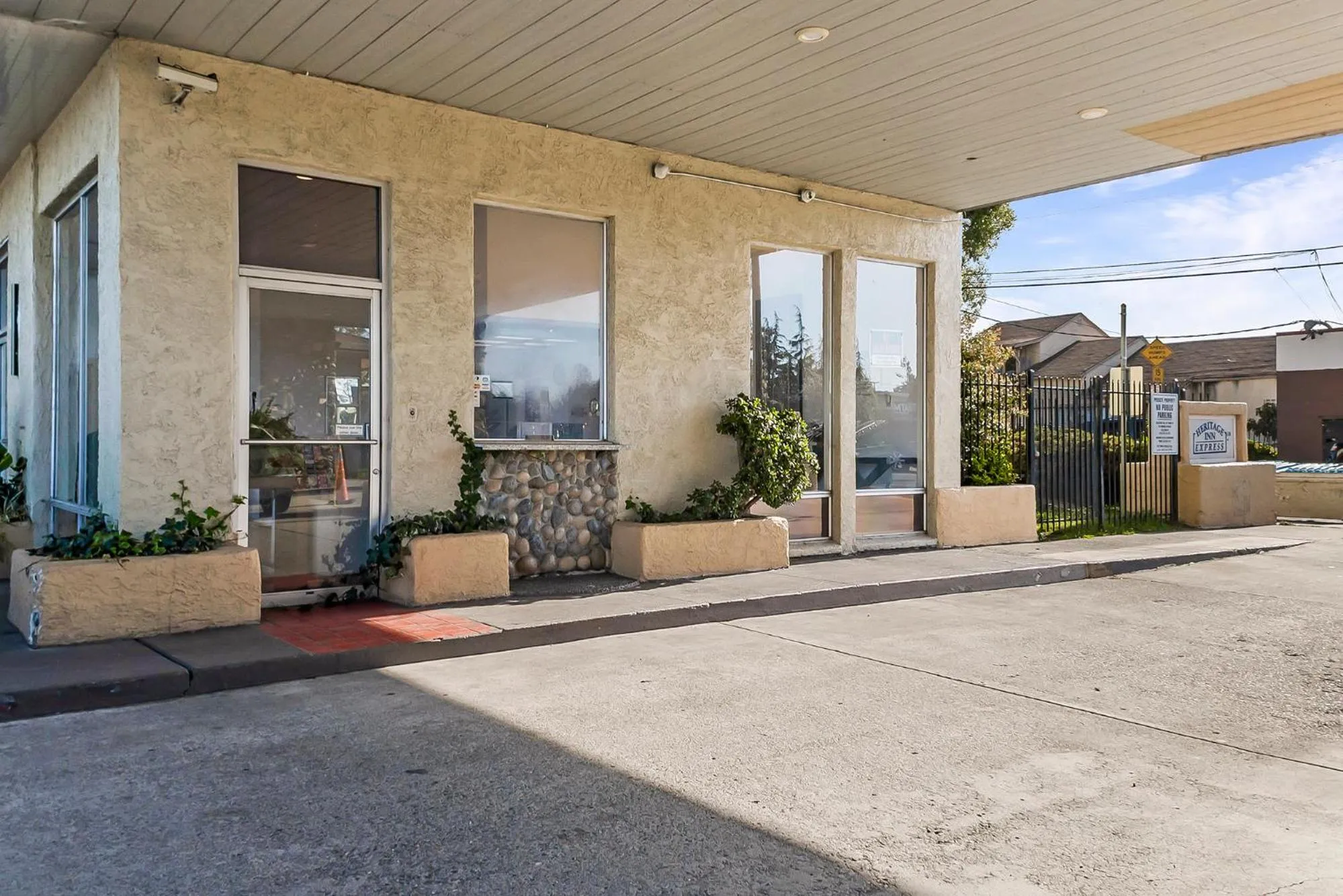 Facade/entrance in Heritage Inn Express Hayward