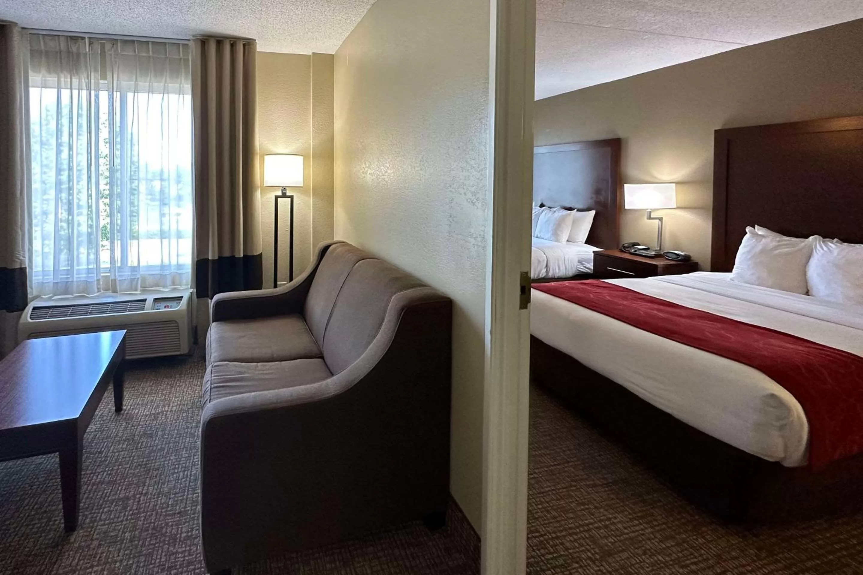 Bedroom, Bed in Comfort Suites Airport