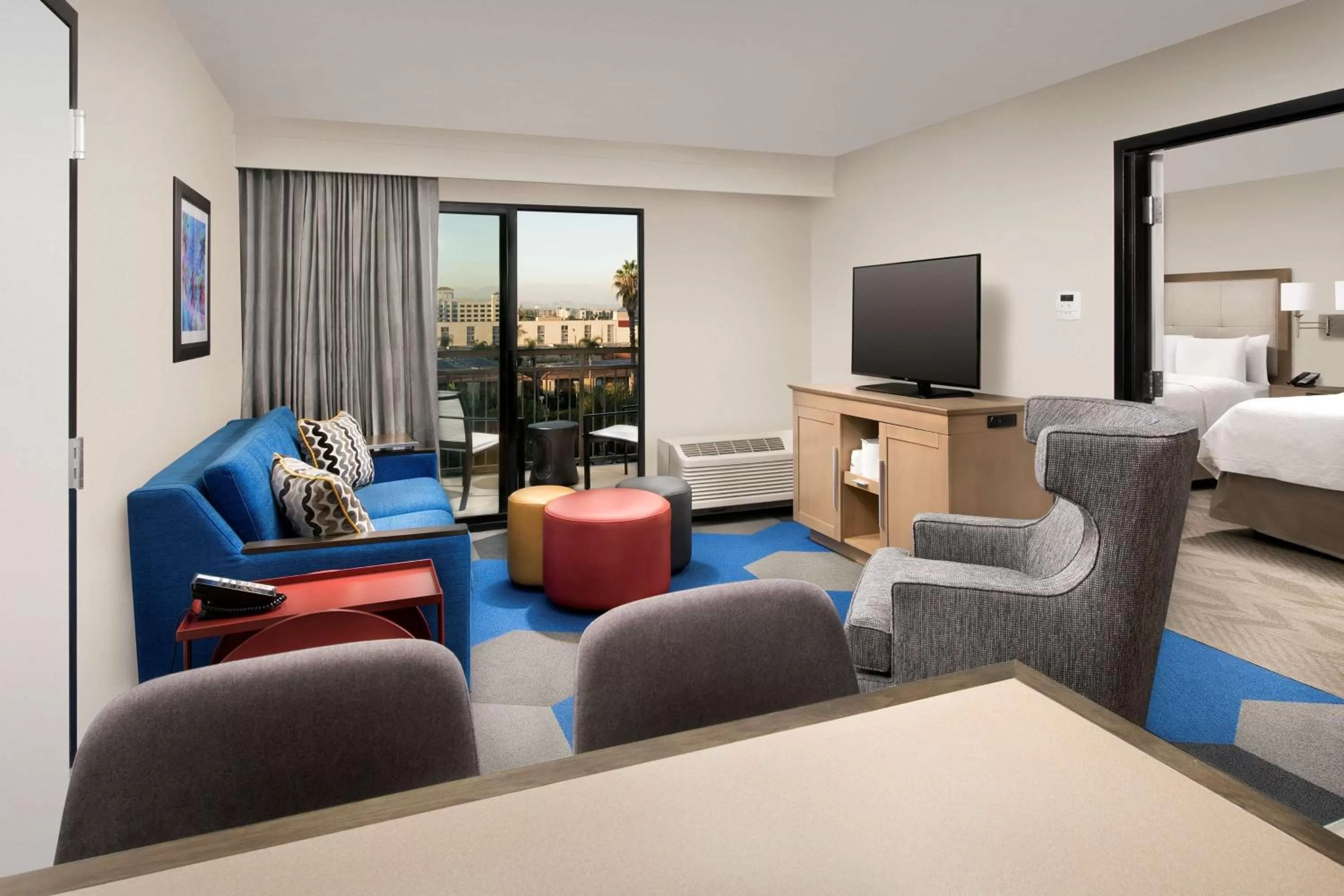 Living room, Bed in Hampton Inn & Suites Anaheim Garden Grove