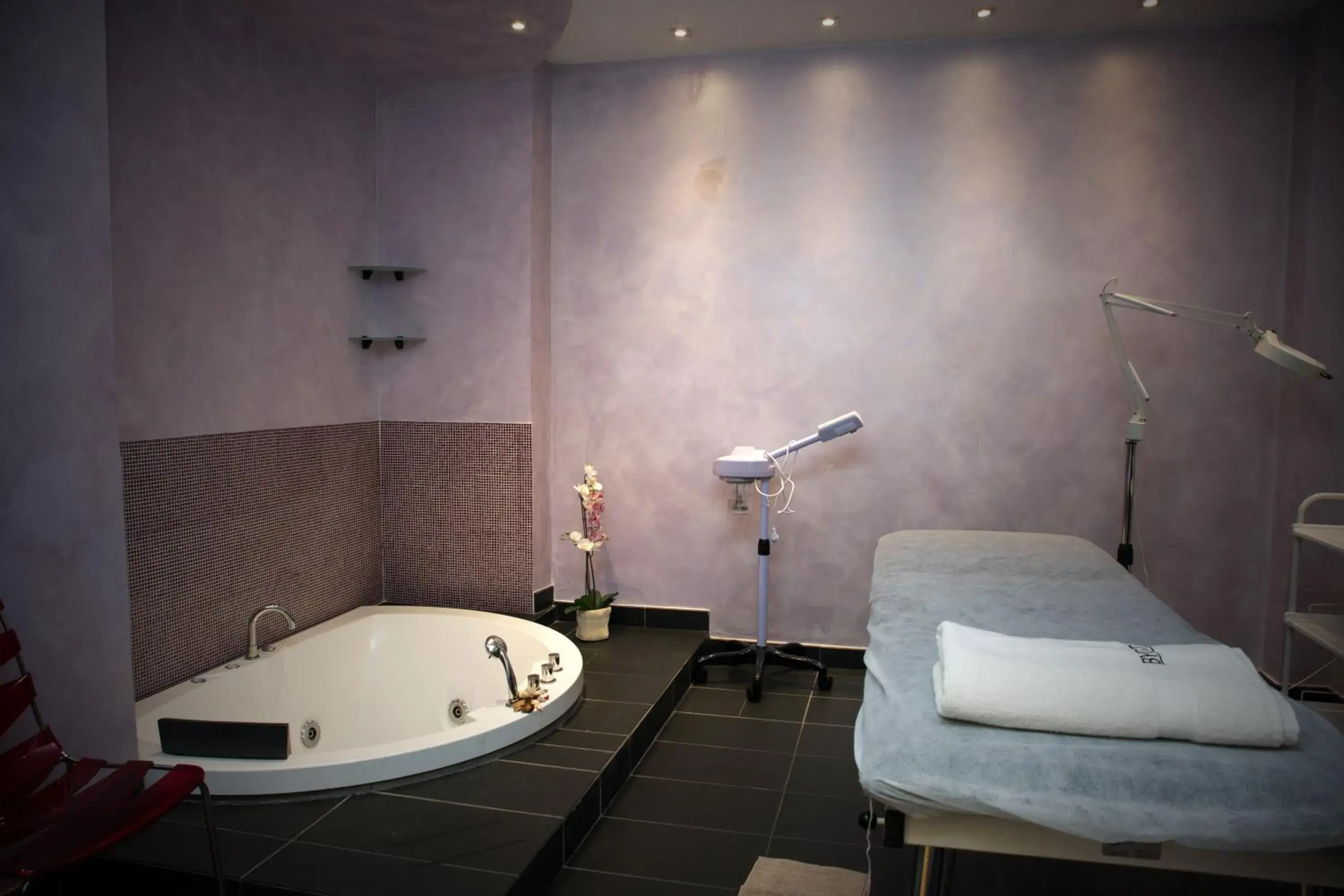 Hot Tub, Bathroom in Residence Hotel Torino Uno