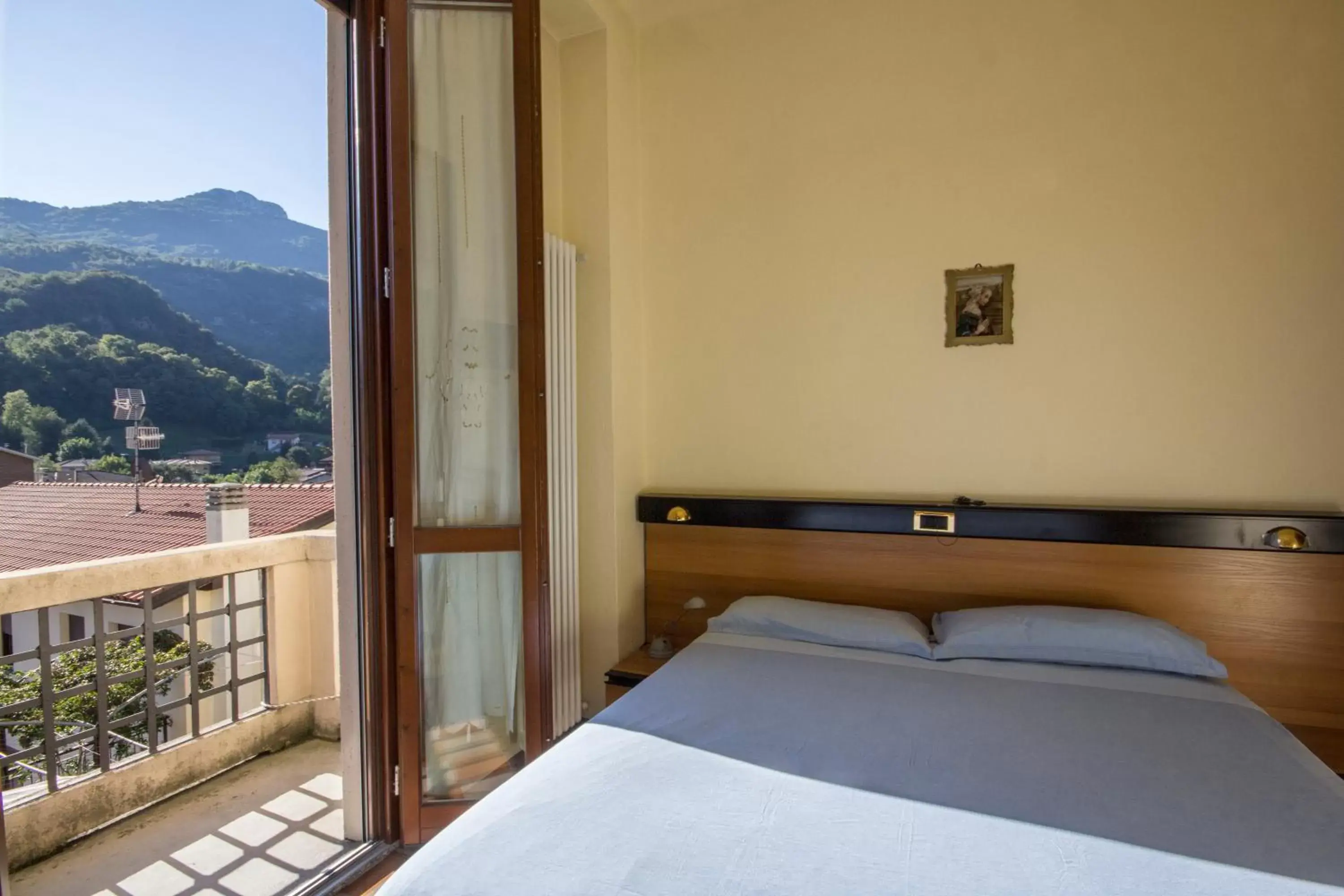 Balcony/Terrace, Bed in Albergo Sala
