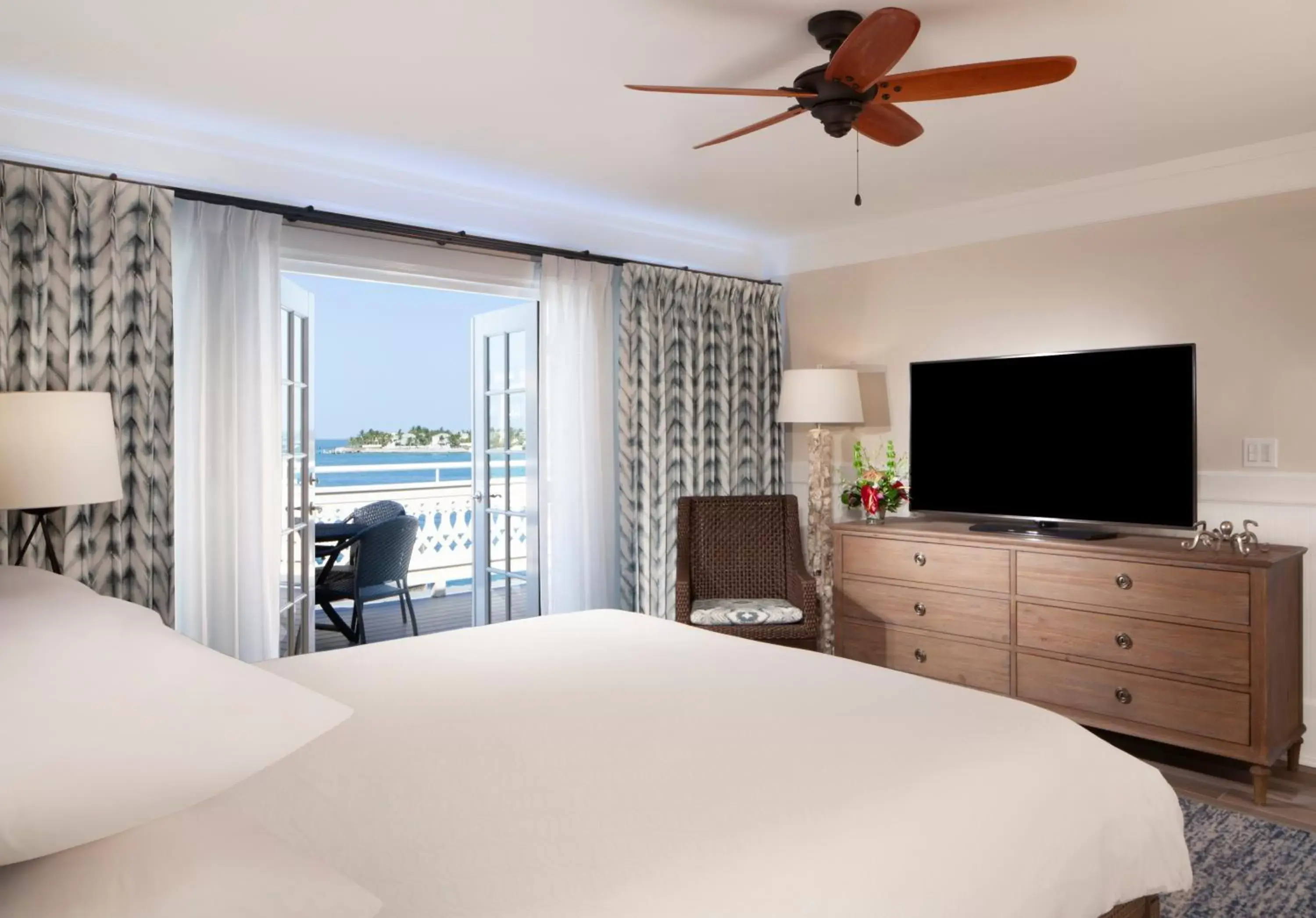 Photo of the whole room, Bed in Pier House Resort & Spa