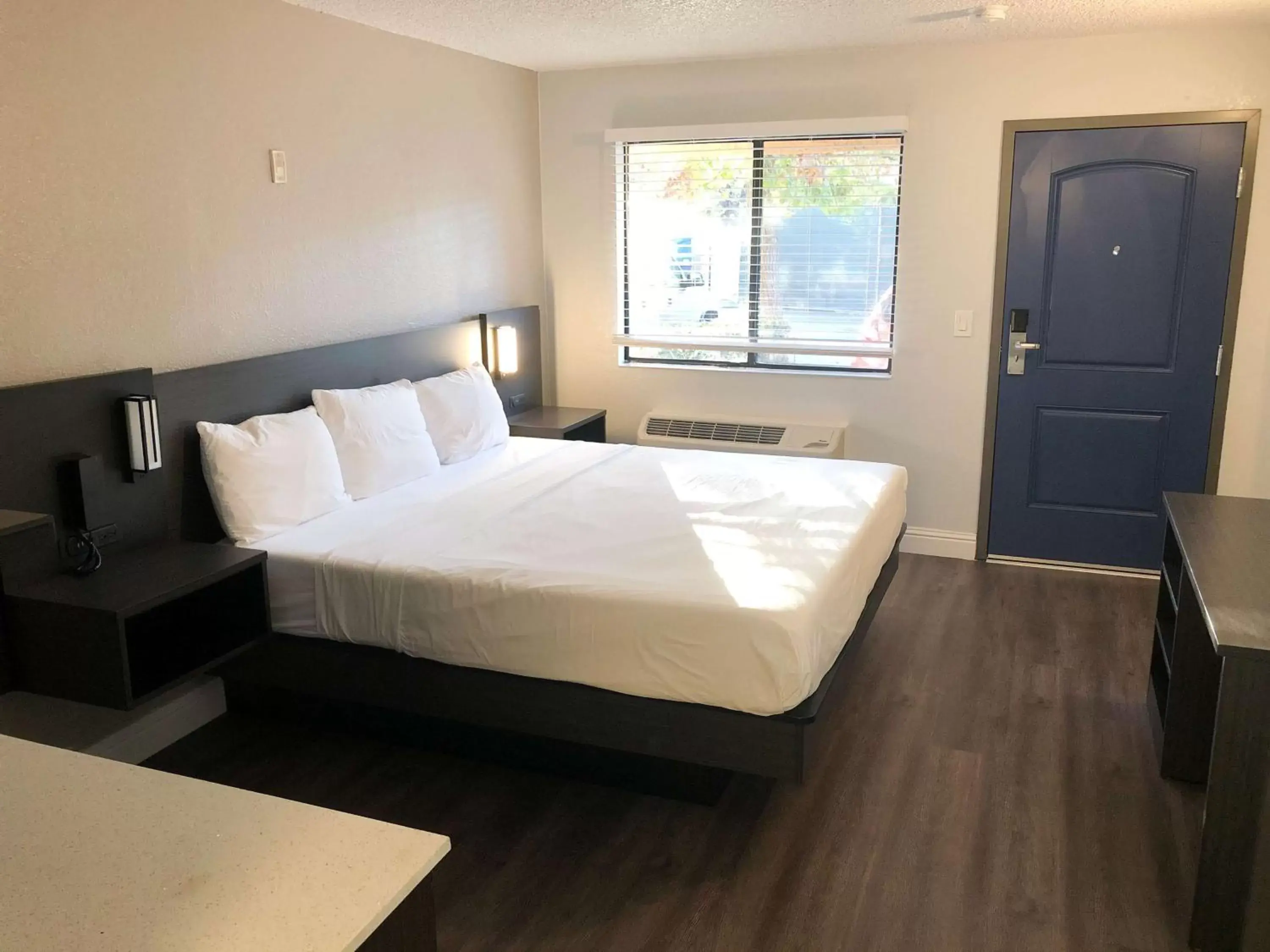 Photo of the whole room, Bed in Motel 6 Sacramento, CA - Natomas