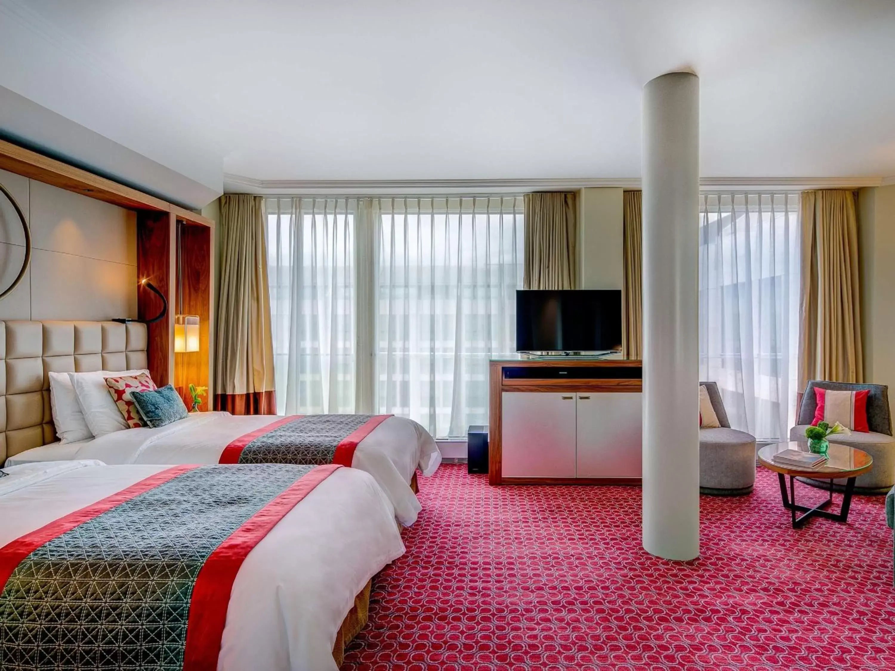 Bedroom, TV/Entertainment Center in Fairmont Grand Hotel Geneva